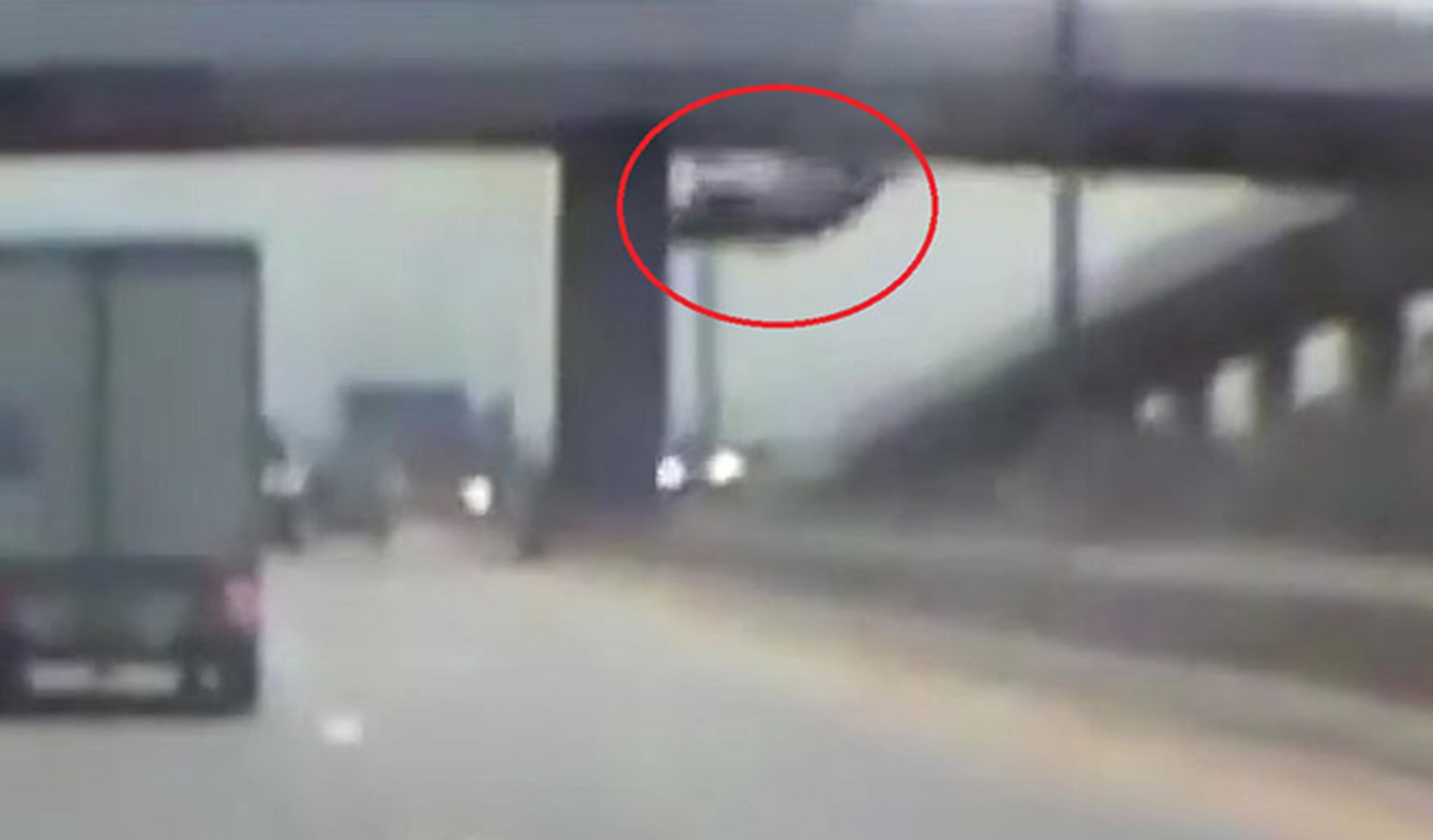 Vídeo: cae con su coche desde un puente y sobrevive