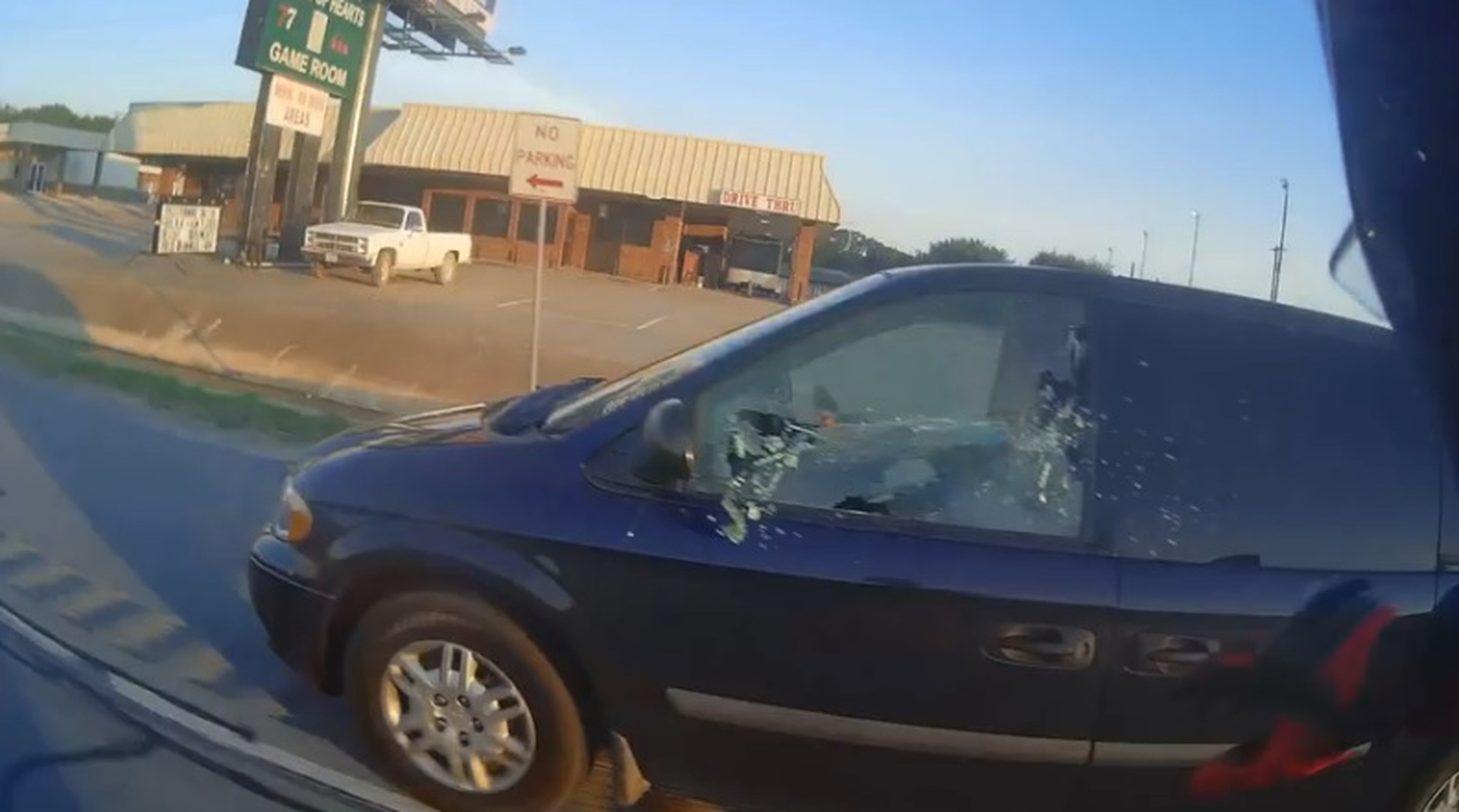 Este motero se cabrea y revienta la ventana de un coche