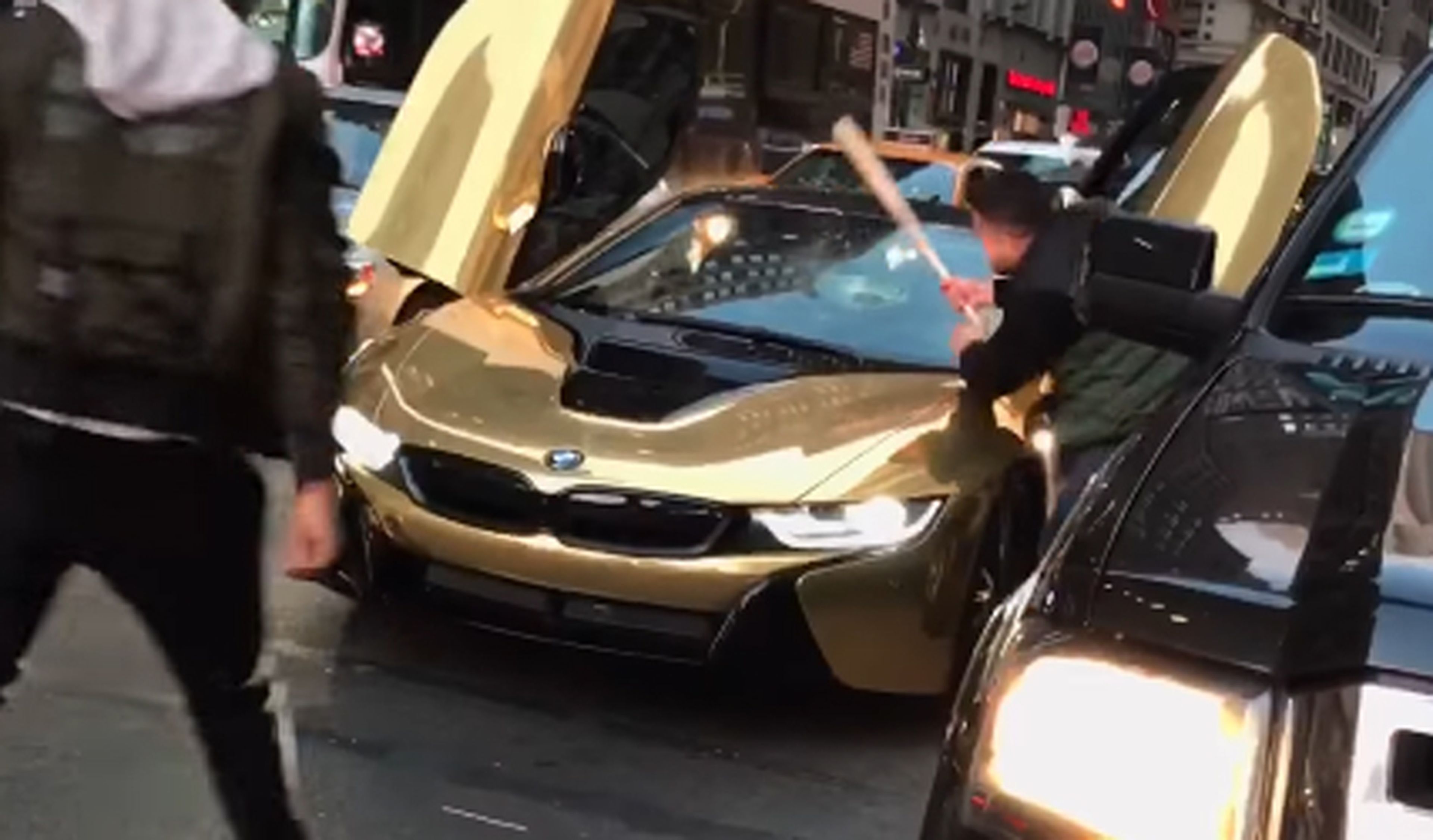 Vídeo: rompe con un bate el parabrisas de un BMW i8 dorado