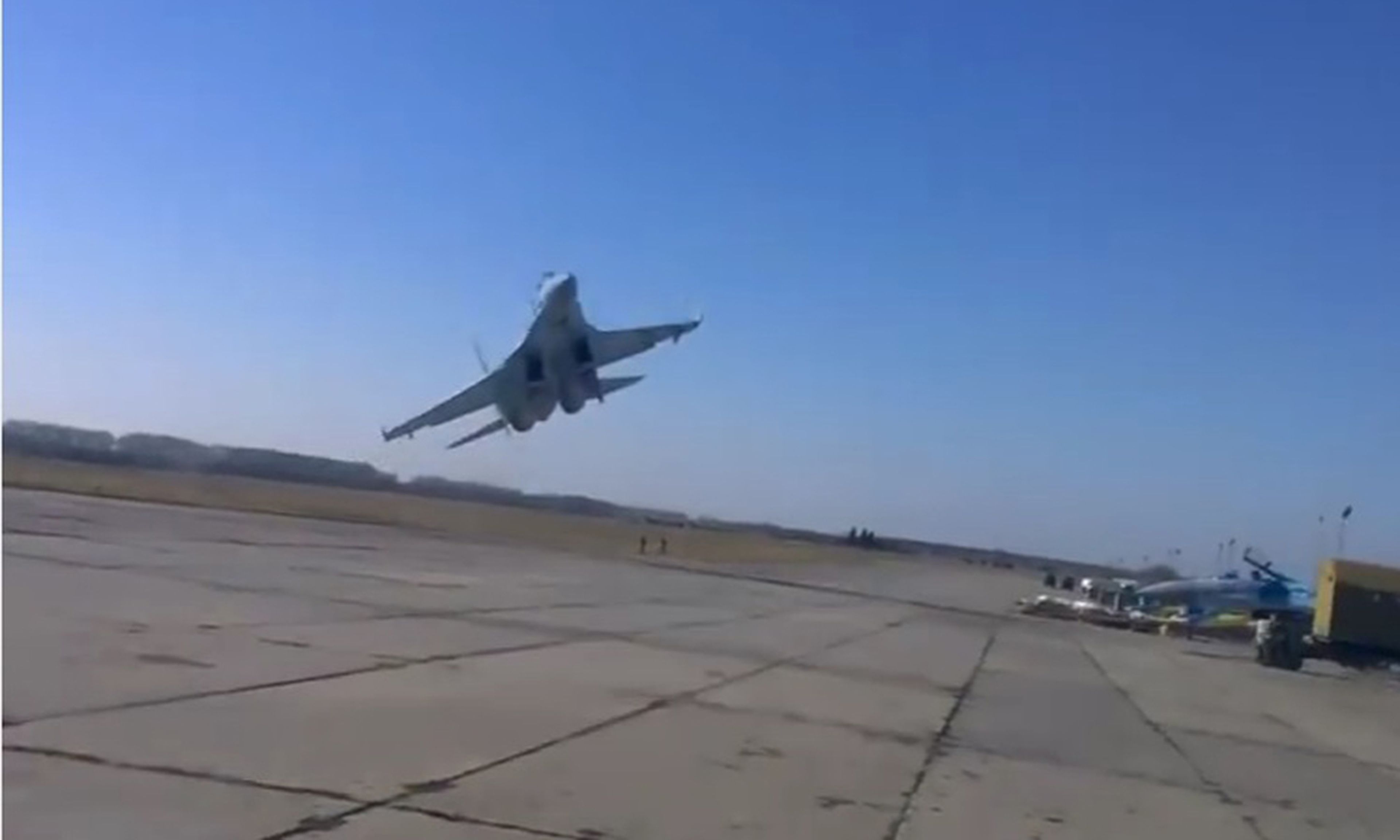 Este avión ruso vuela tan raso, que casi da a una persona