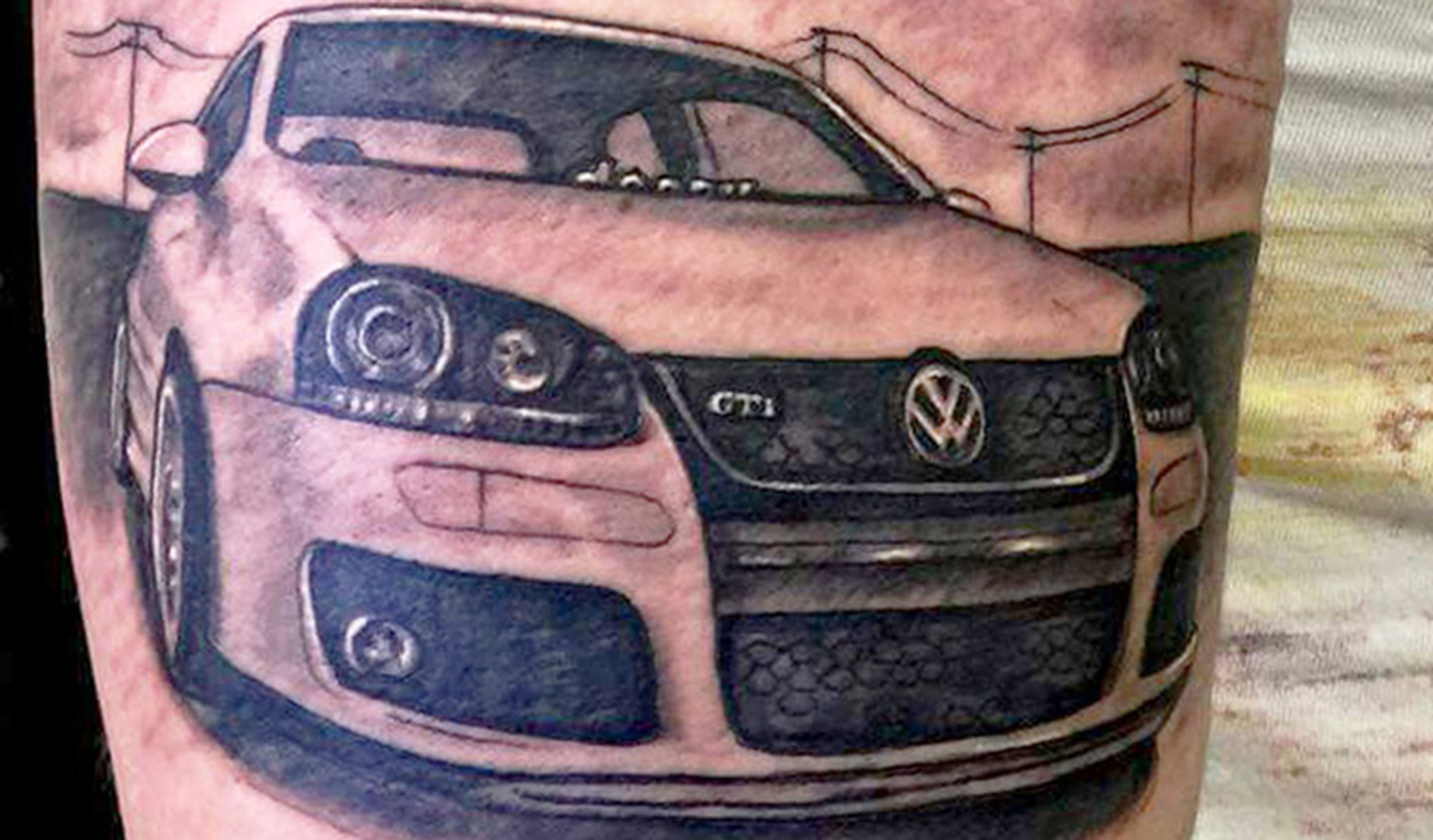 Esto es amor... Se tatúa su VW Golf GTI en el brazo