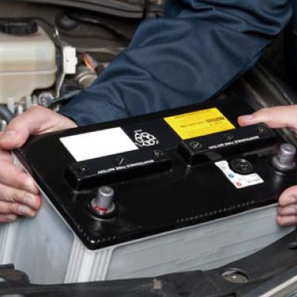 Cómo comprobar el estado de la batería del coche y cómo sustituirla
