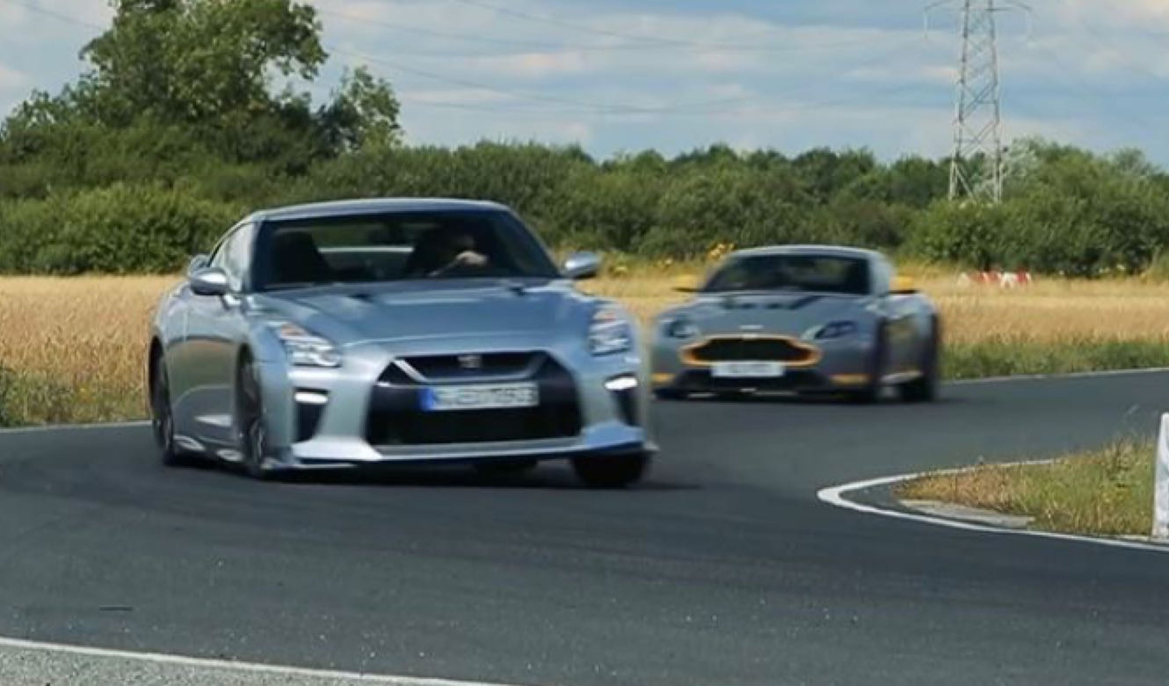 Duelo en la pista: Nissan GT-R vs Aston Martin V12 Vantage