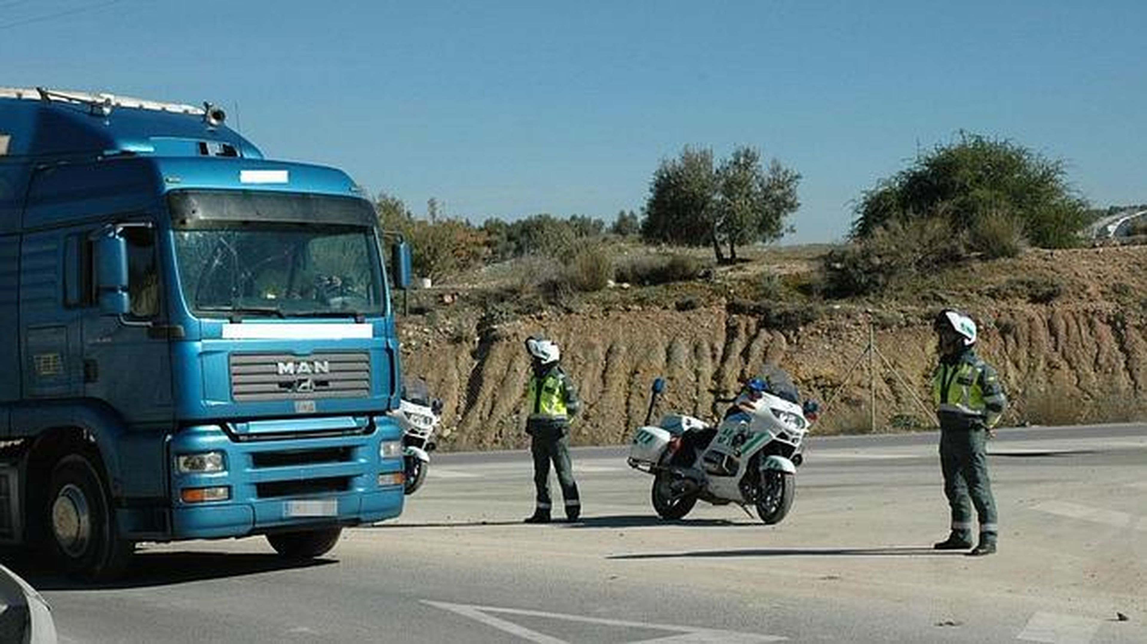 El peligro que supone para la Guardia Civil parar un camión