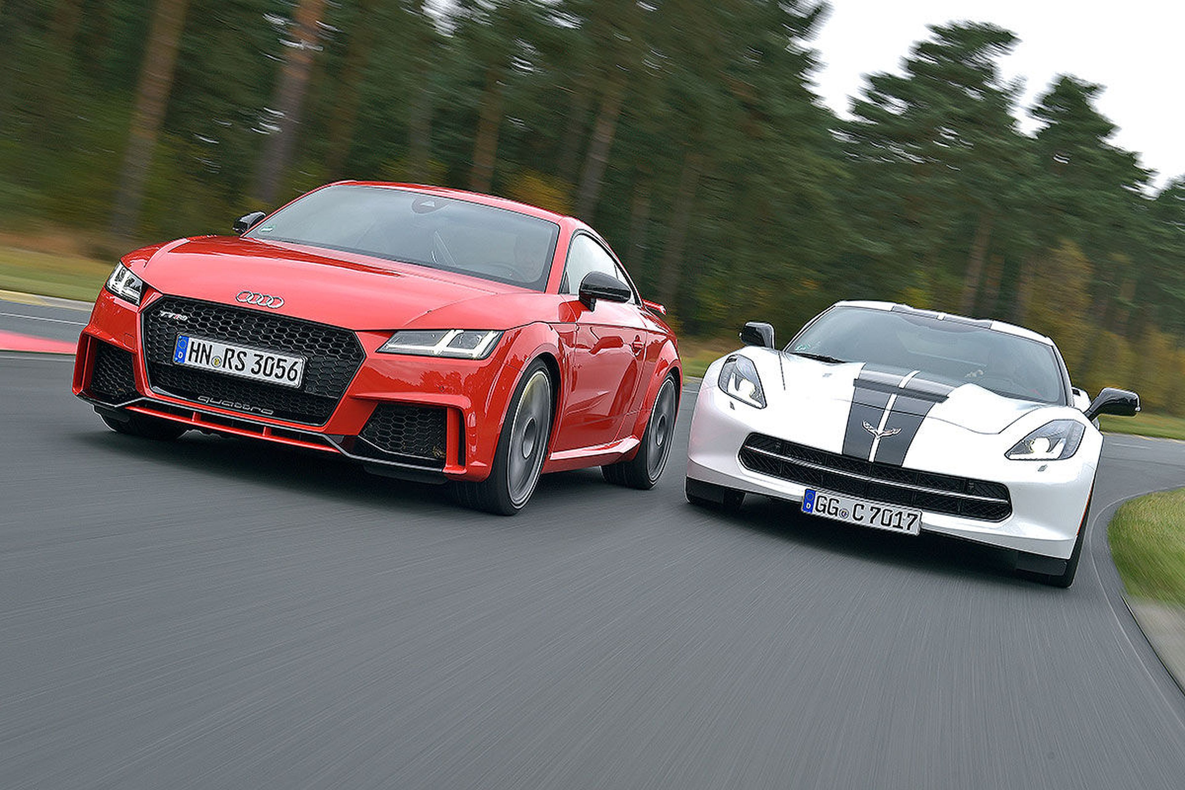 Duelo salvaje: Audi TT RS vs Chevrolet Corvette Stingray