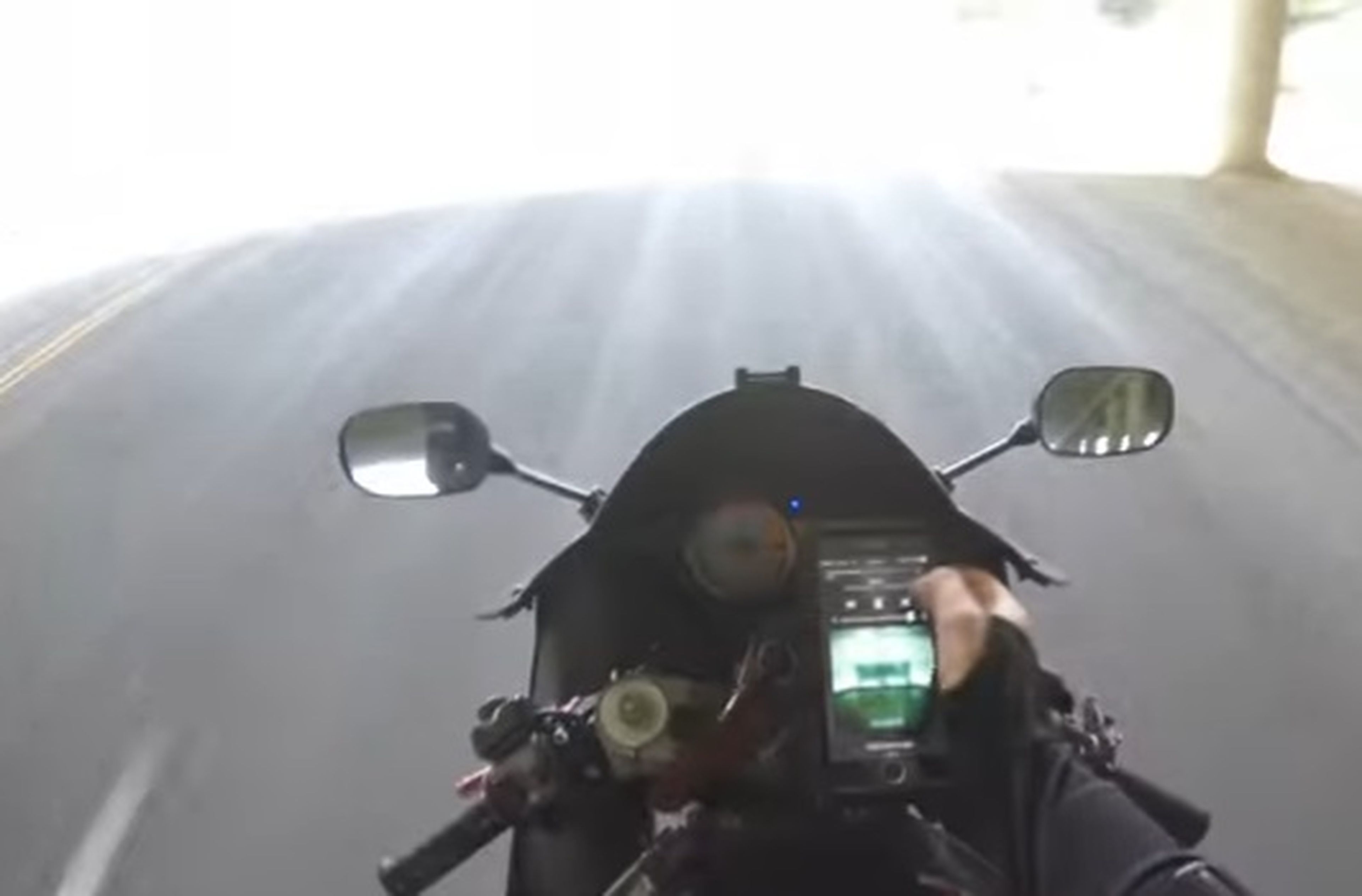 Vídeo: Mira el móvil mientras va en moto y adiós clavícula