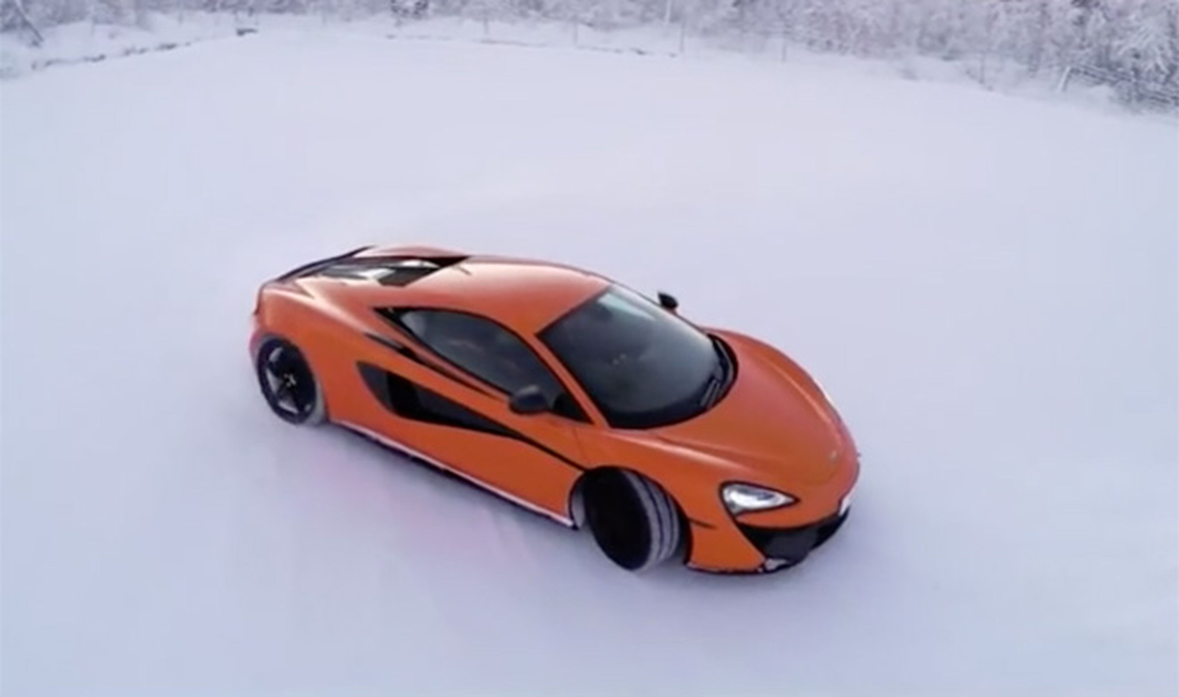 ¡Wow! Un McLaren 570S derrapando en un lago helado