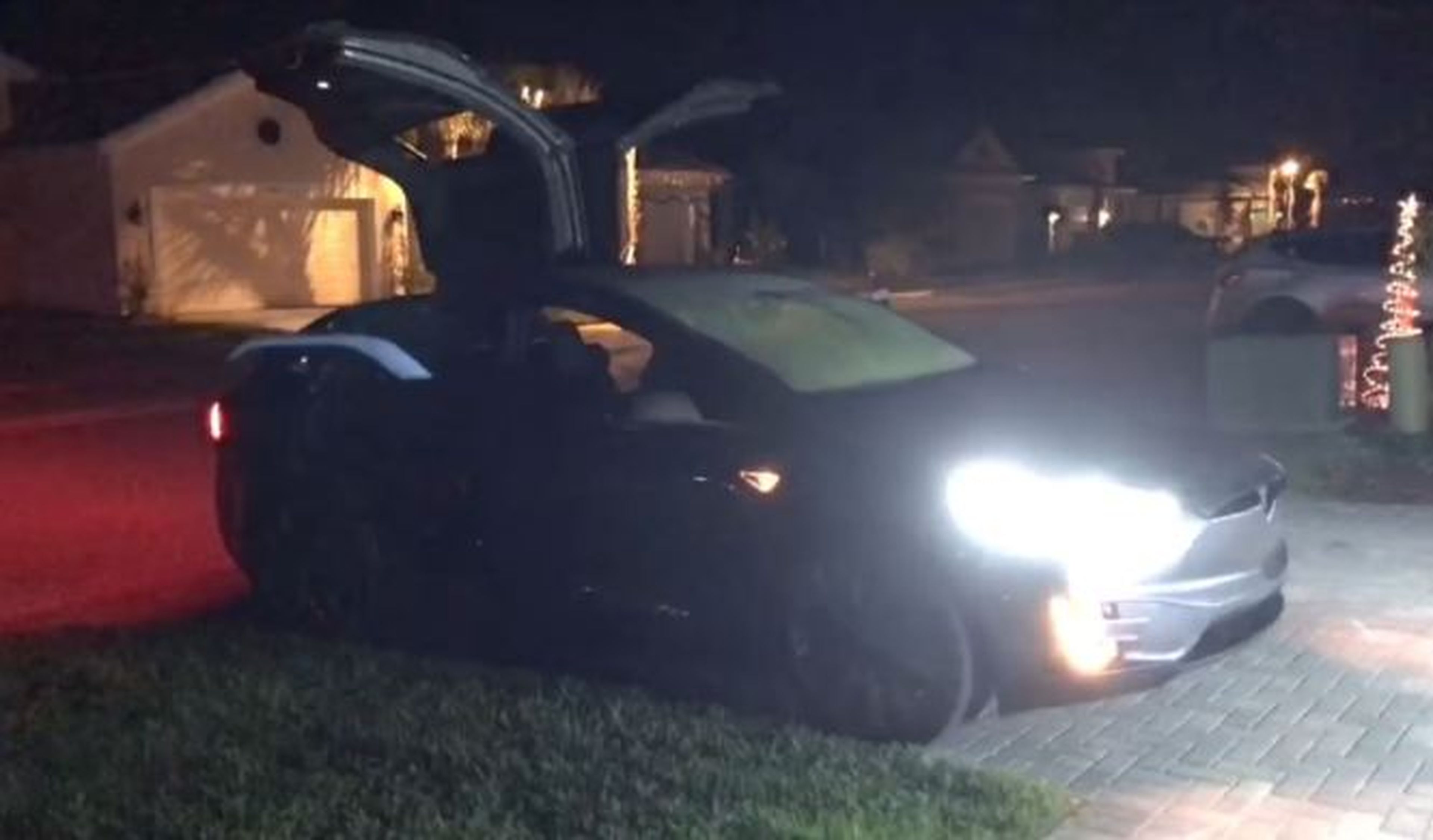Vídeo: Easter egg navideño del Tesla Model X