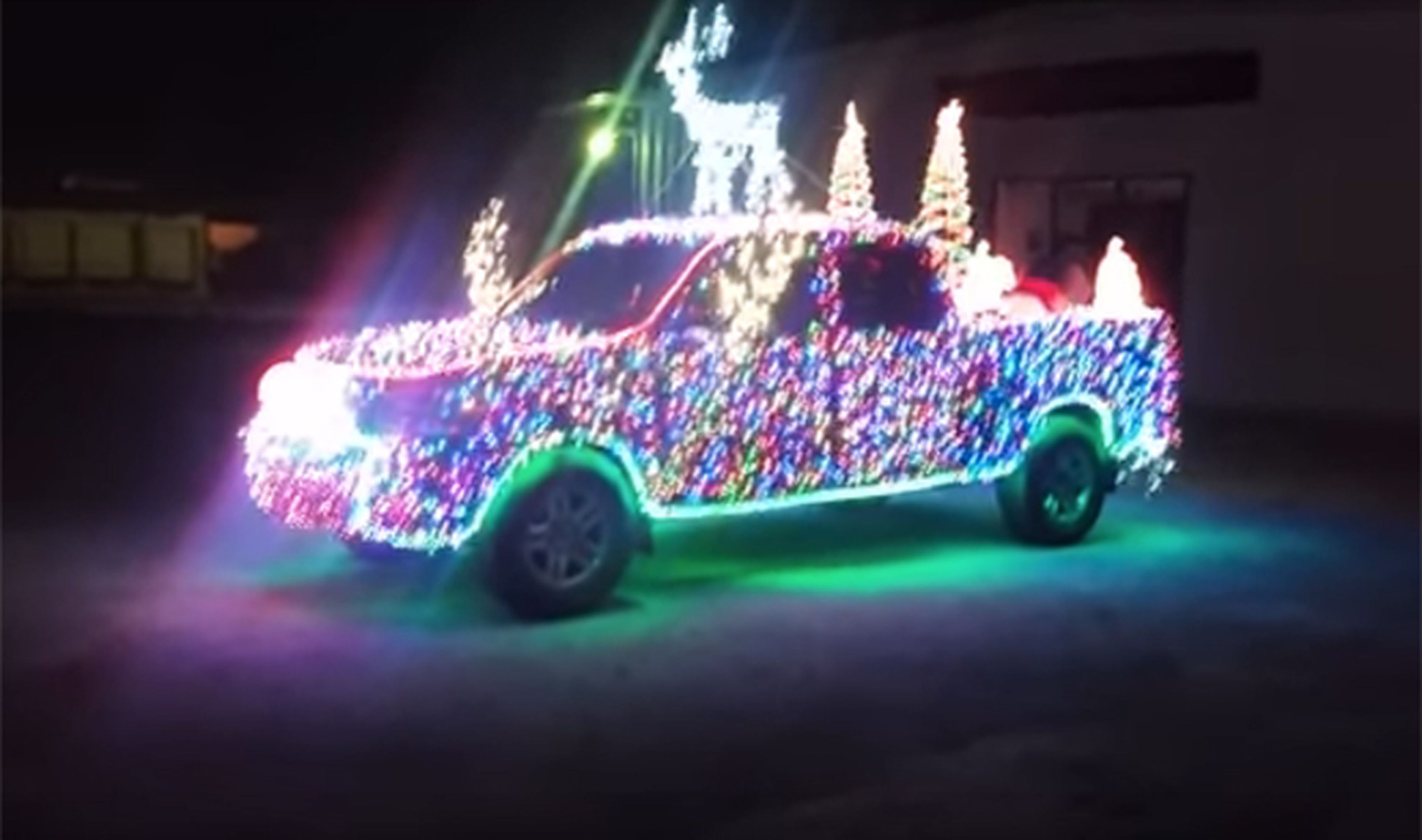 Este Toyota con 14.000 LEDs te desea Feliz Navidad