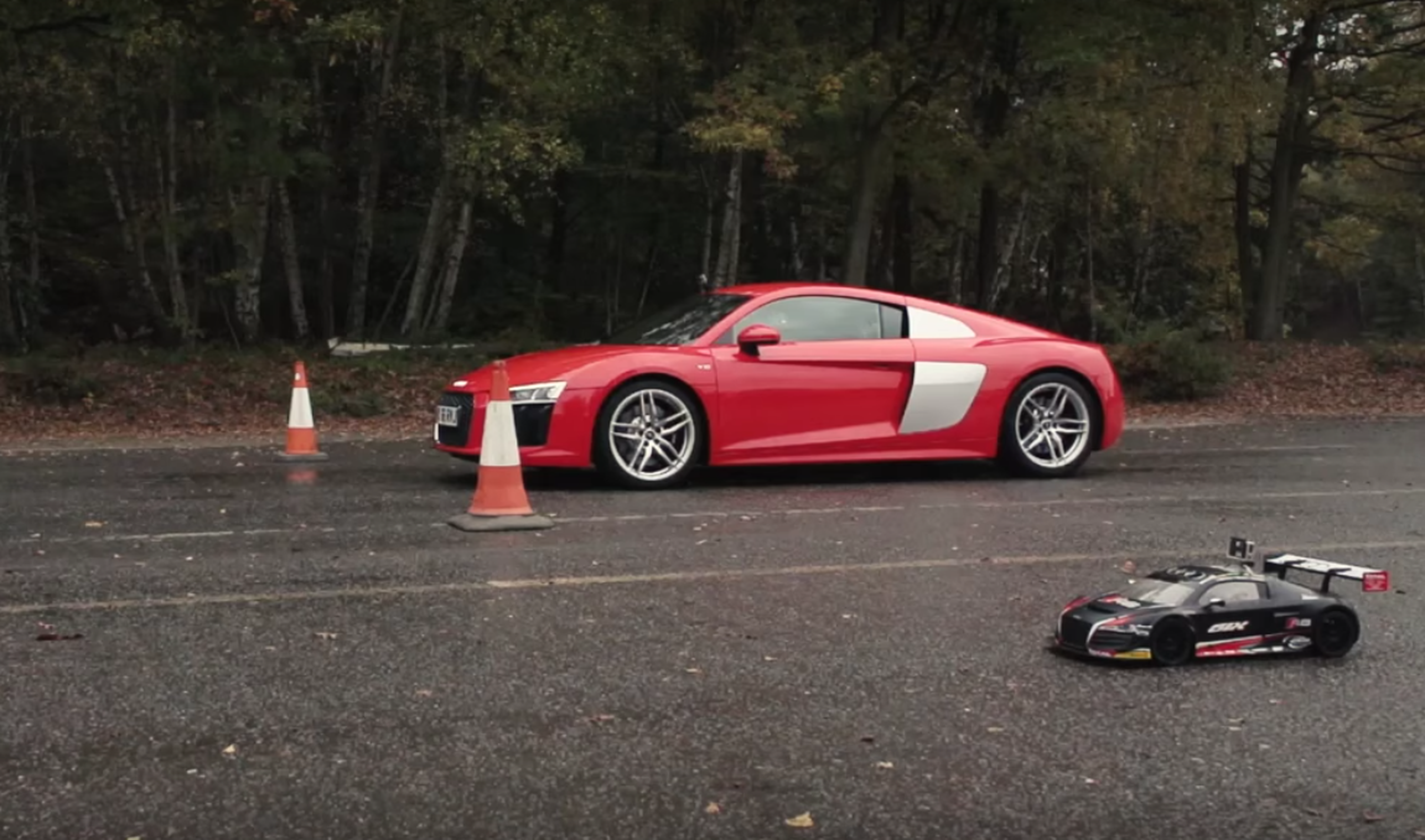 Audi R8 V10 vs R8 RC Car: ¡hora de jugar!