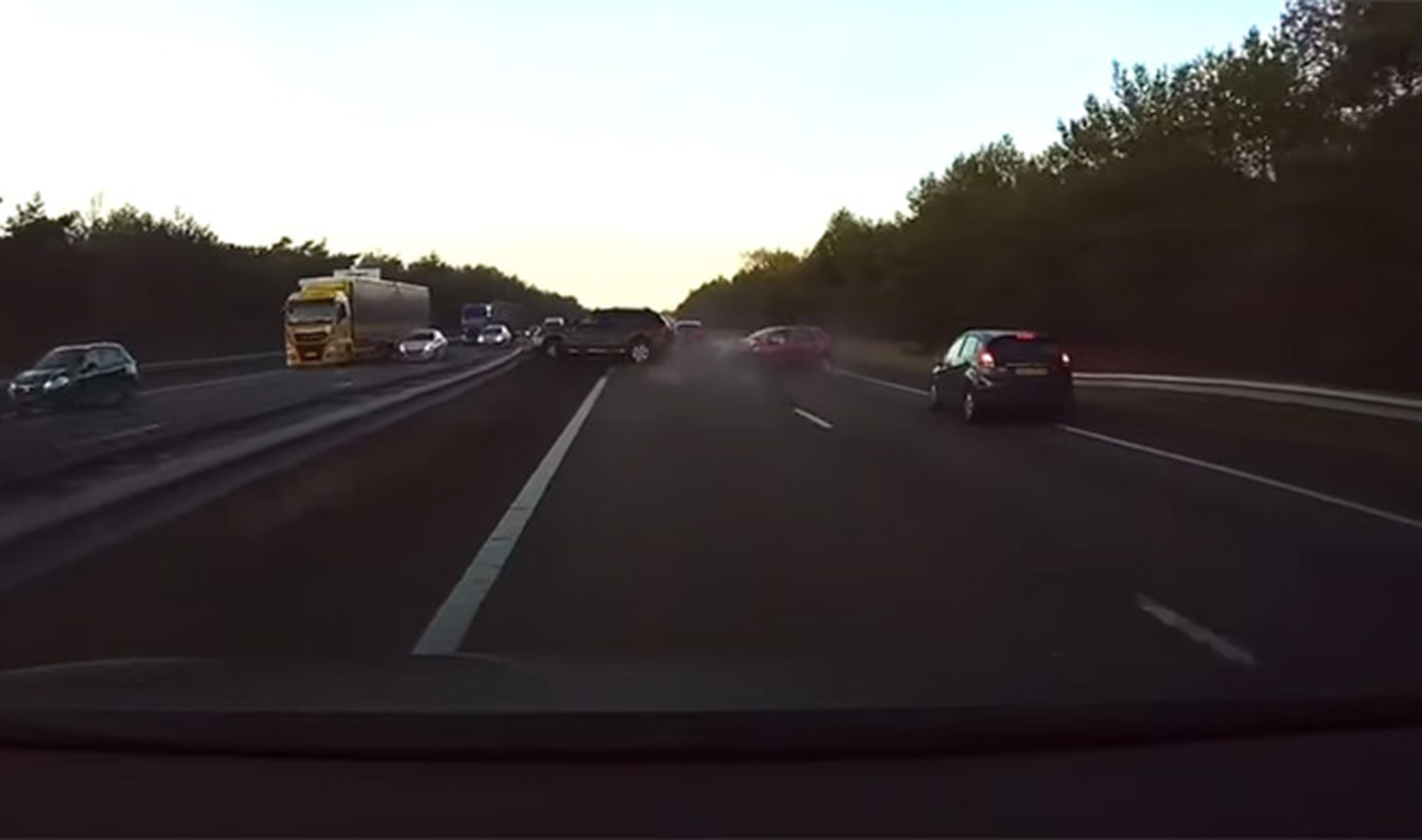 Vídeo: el piloto automático de Tesla predice este accidente