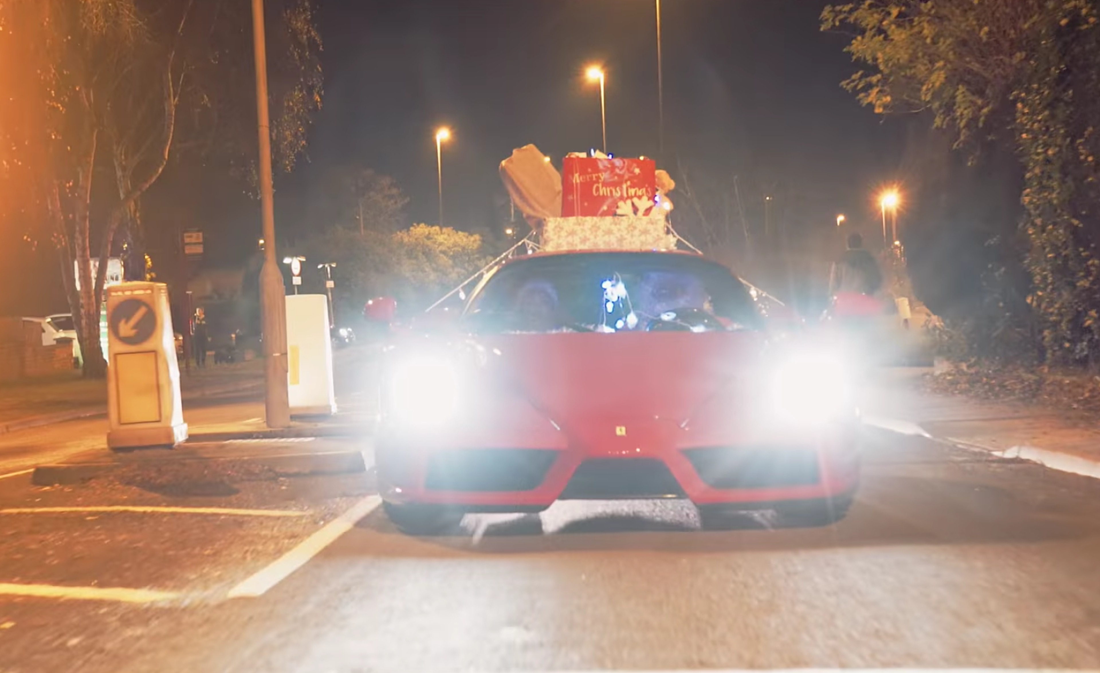 Vídeo: Papá Noel viaja en un Ferrari Enzo