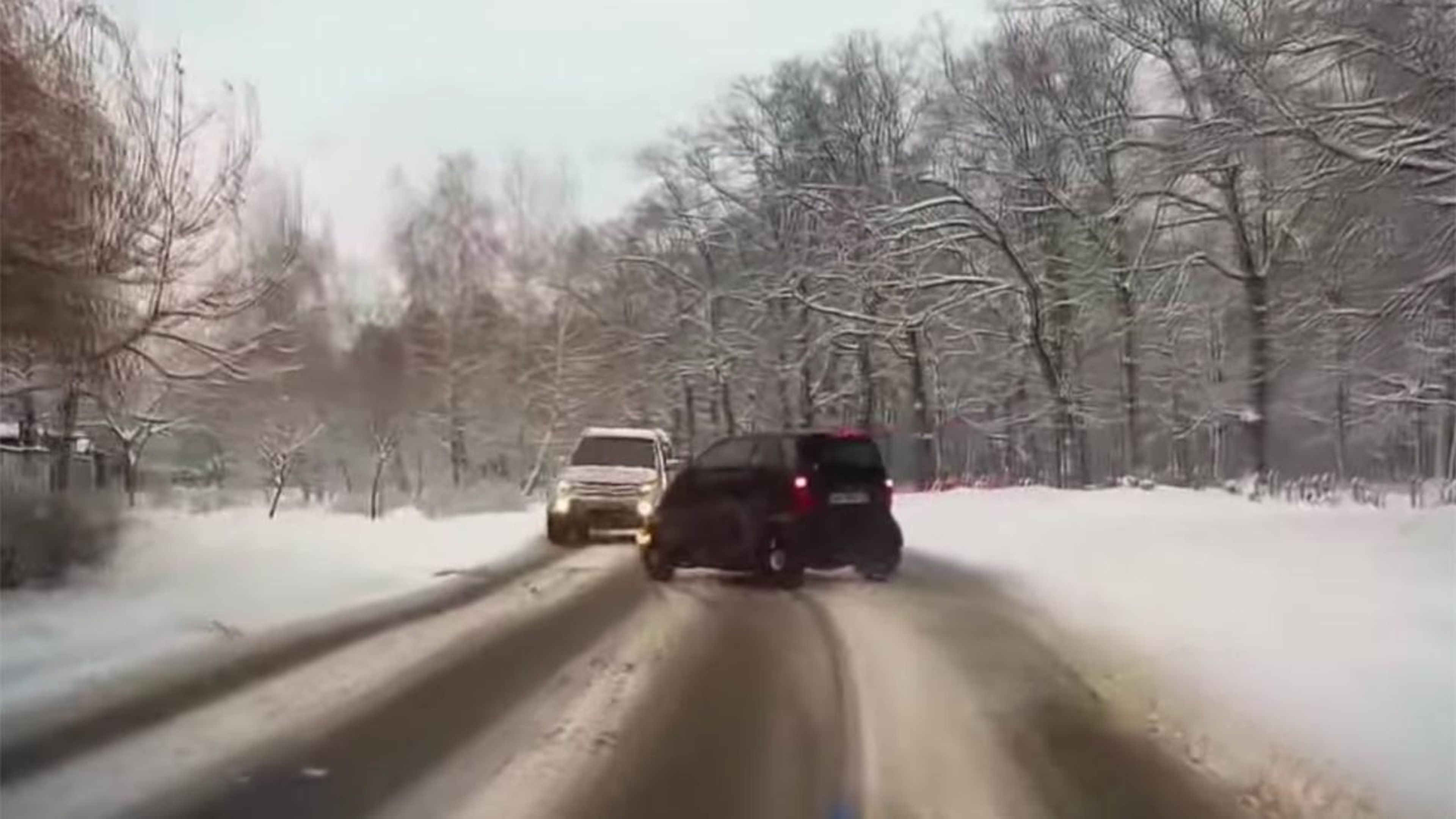 Nieve, Smart, despiste: tremendo accidente