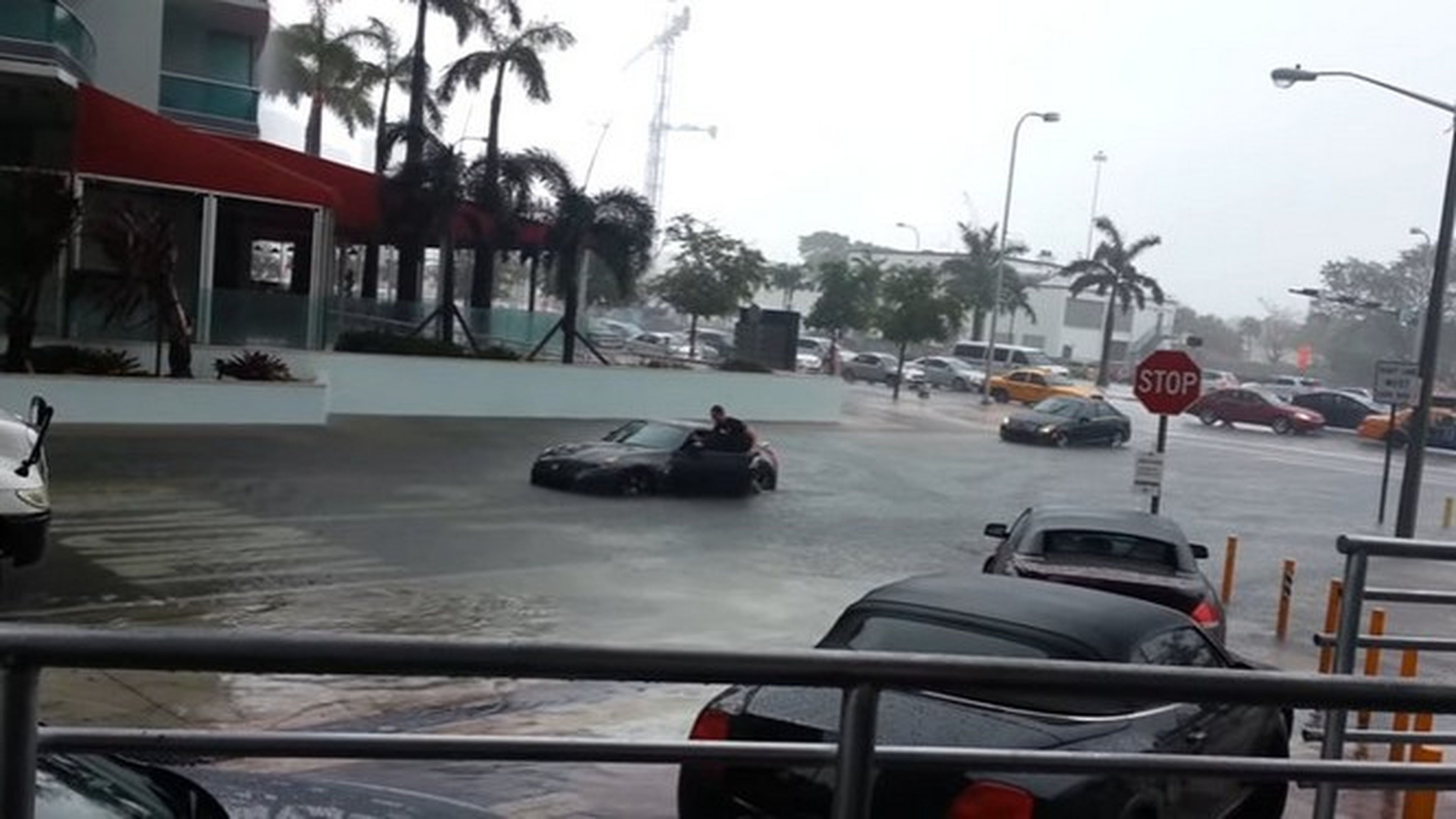 Intenta atravesar una calle inundada con un Nissan 370Z