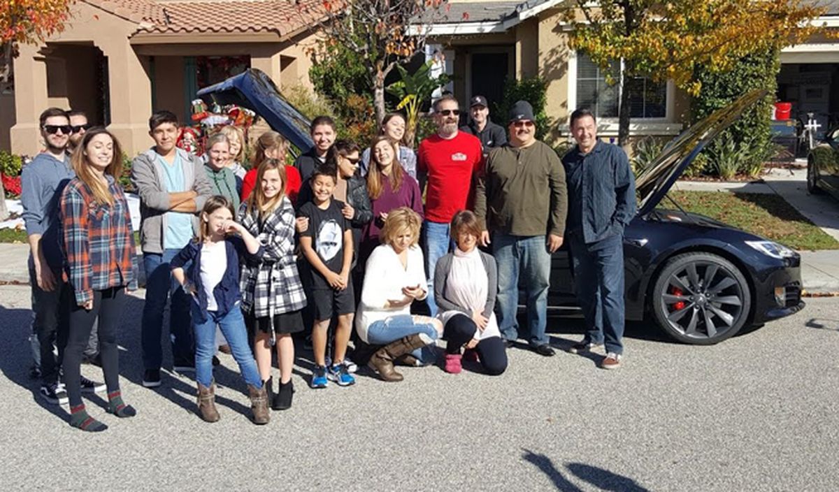 Vídeo ¿cuántas personas caben dentro de un Tesla Model S? Auto Bild España Vídeo ¿cuántas personas caben dentro de un Tesla Model S? Auto Bild España