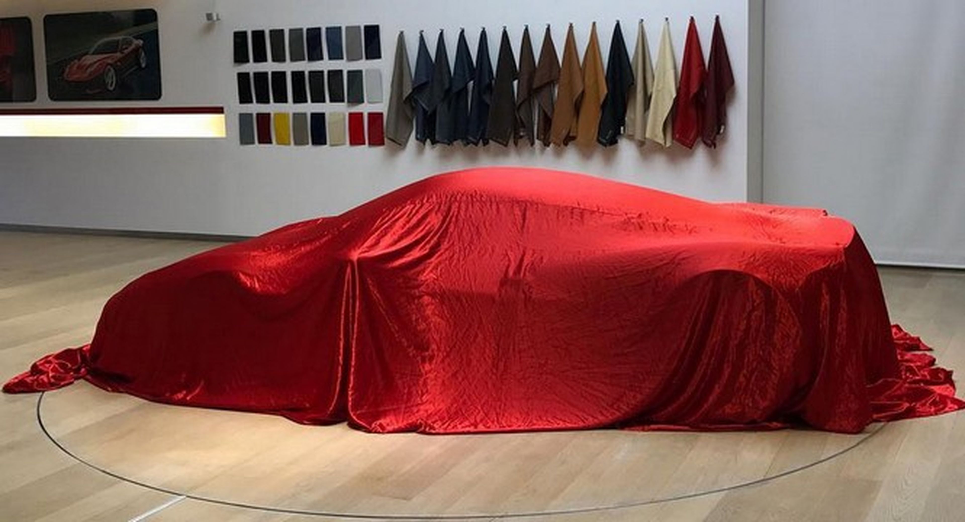 ¿Qué misterioso Ferrari se esconde tras esta cubierta roja?