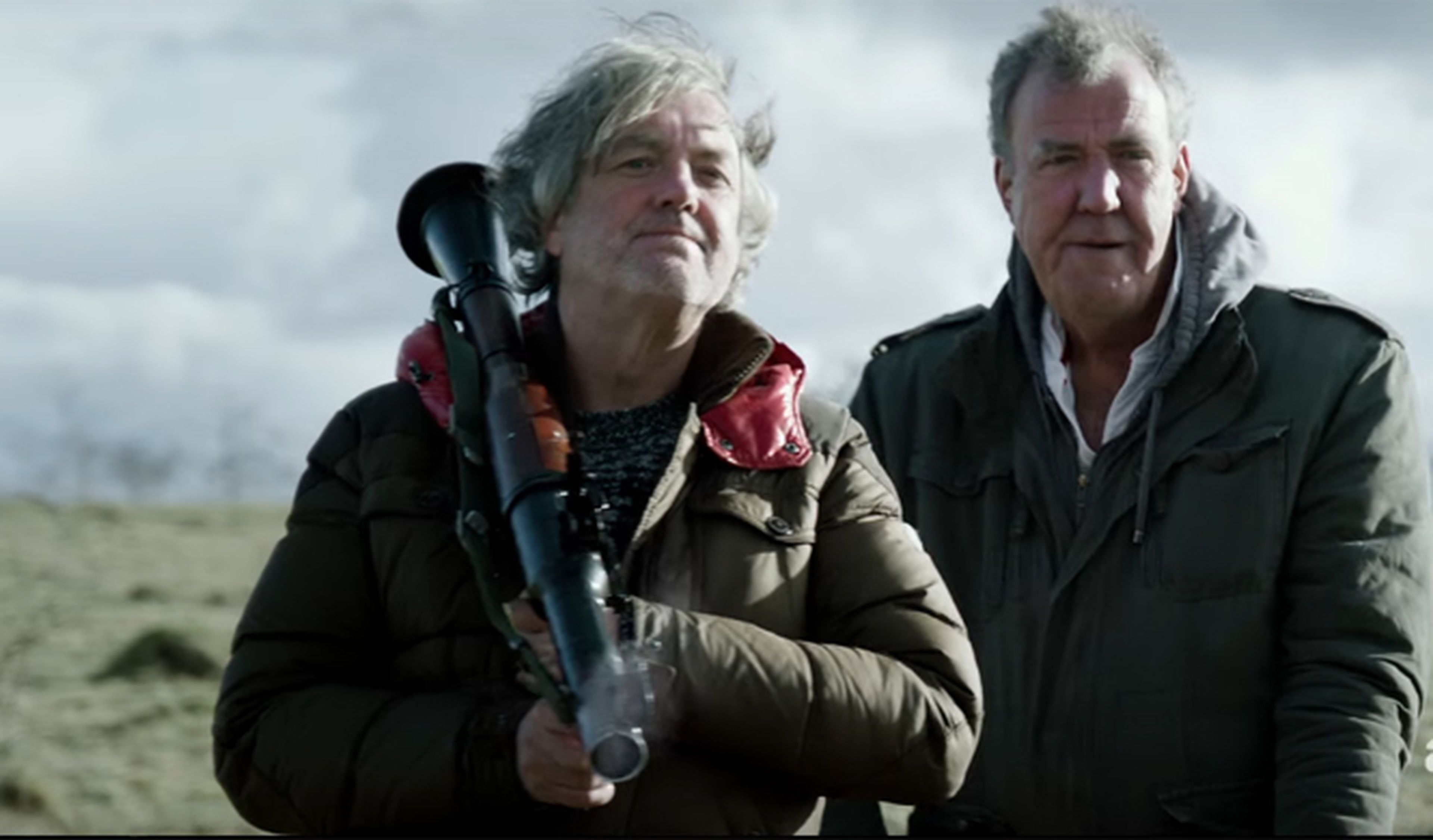 ¿Qué hace James May junto a Clarkson con un lanzacohetes?