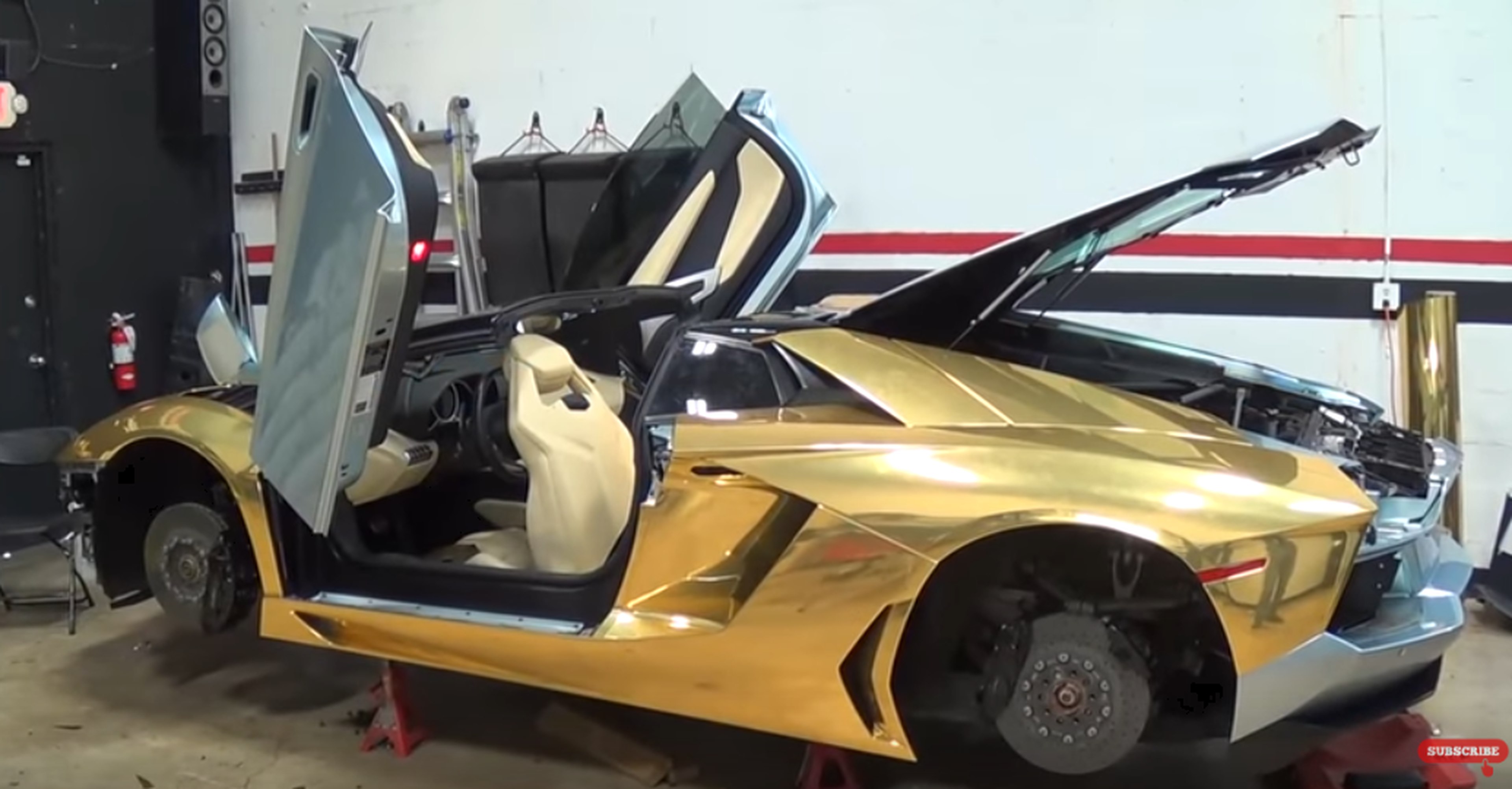 Así se 'vinila' un Lamborghini Aventador Roadster de dorado