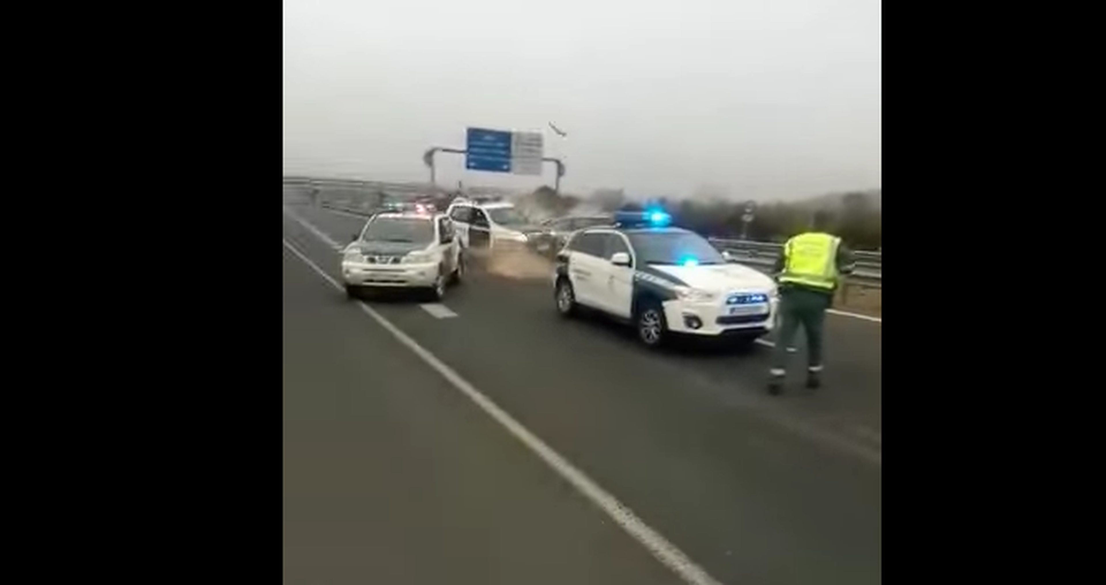 En vídeo: conductor suicida embiste a la Guardia Civil
