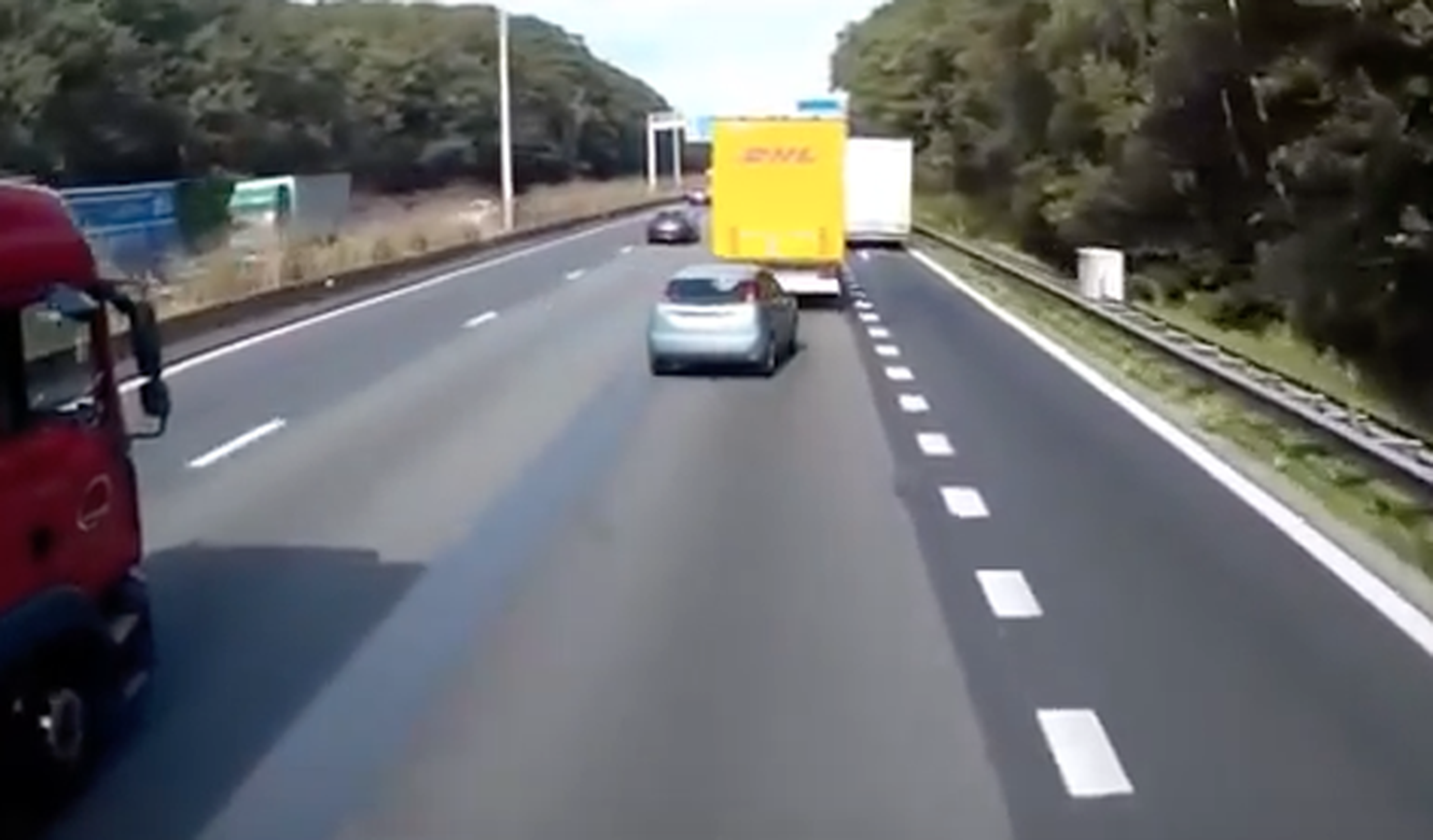 En vídeo: por qué NO debes atravesar tres carriles a la vez
