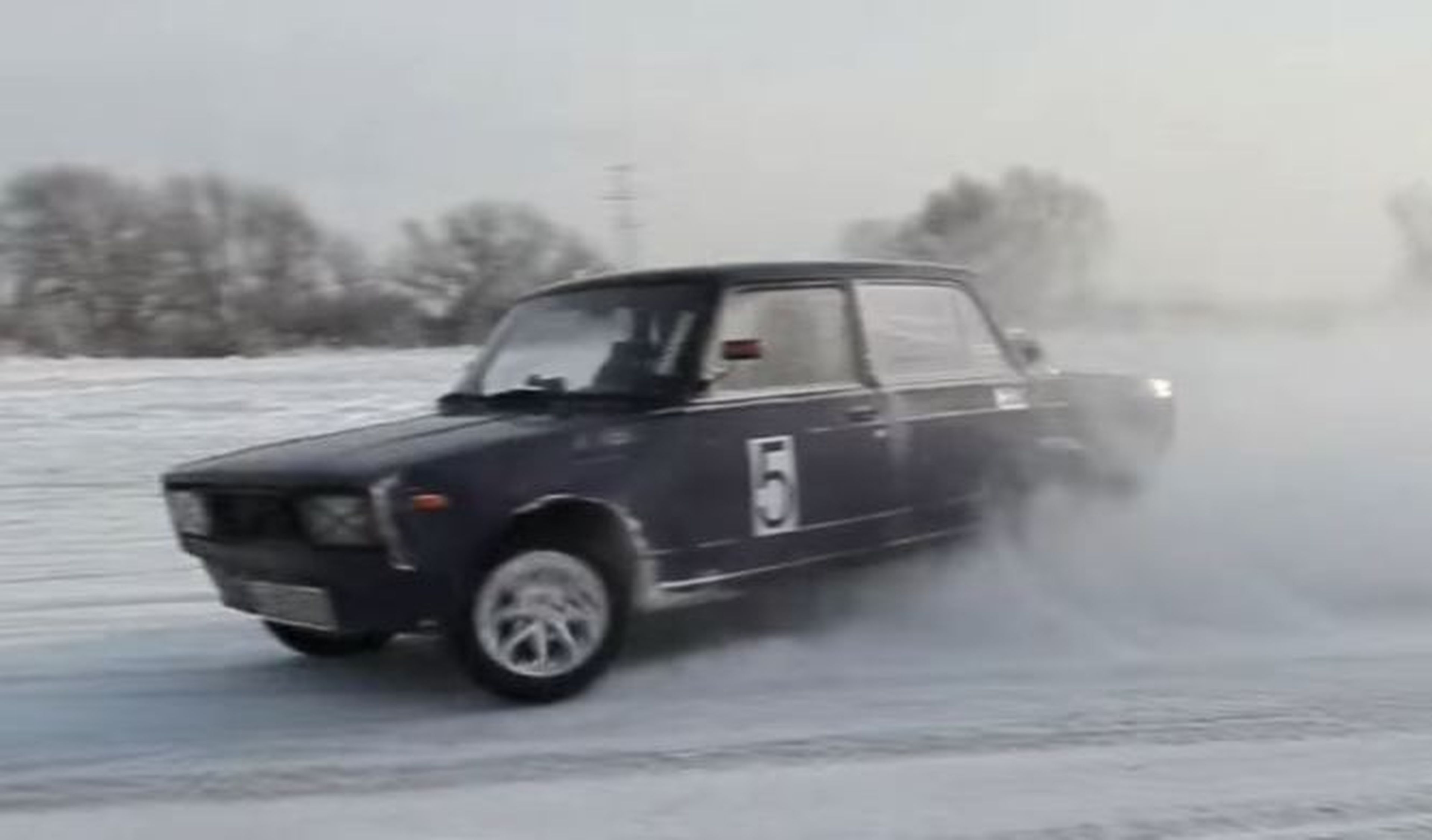 Vídeo: un Lada modificado y una pista de nieve