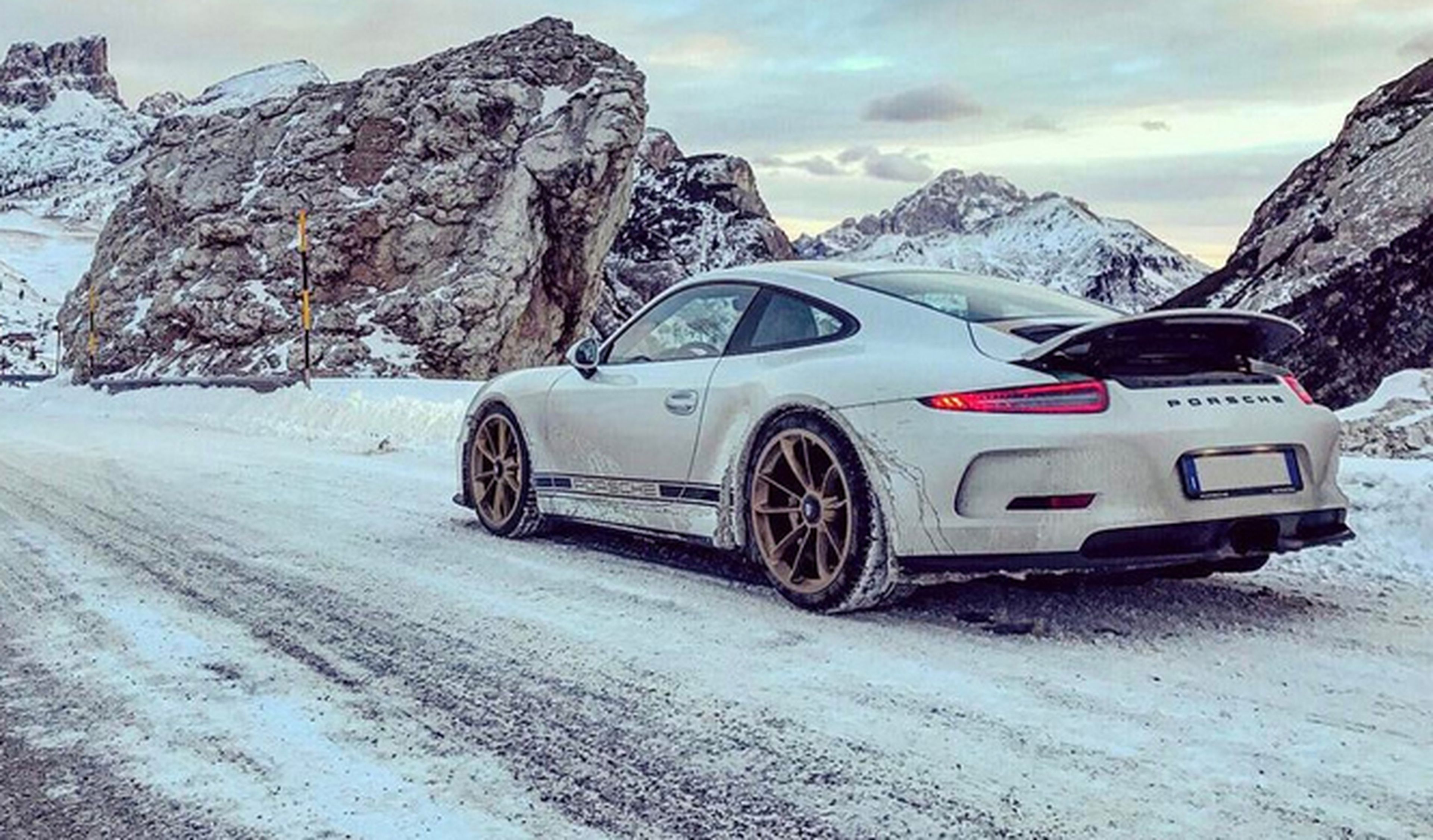 Vídeo: un Porsche 911 R derrapa en una carretera nevada