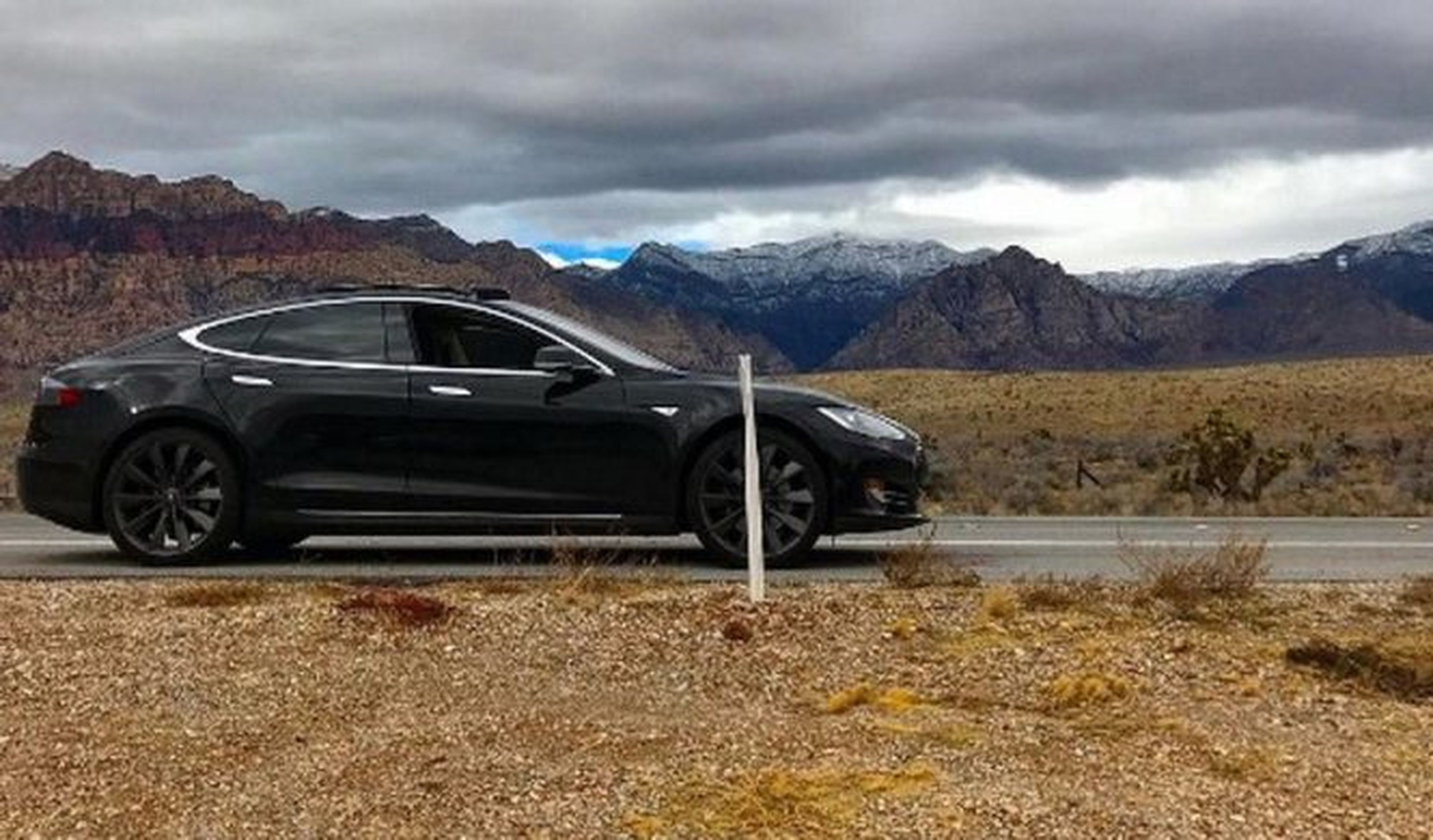Tirados en el desierto con un Tesla Model S