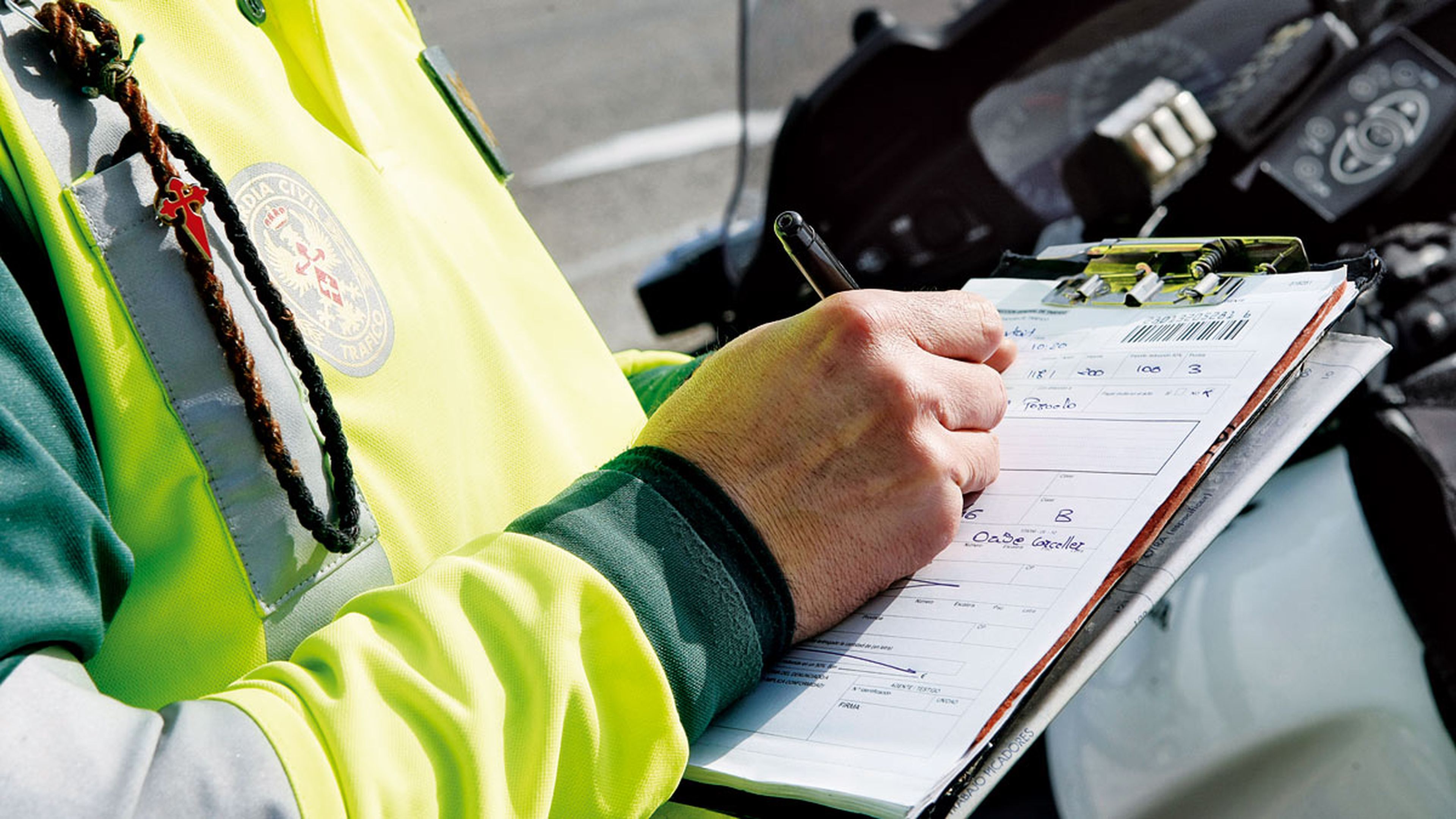 La Guardia Civil recuerda los tres motivos para tocar el claxon del coche y  la multa