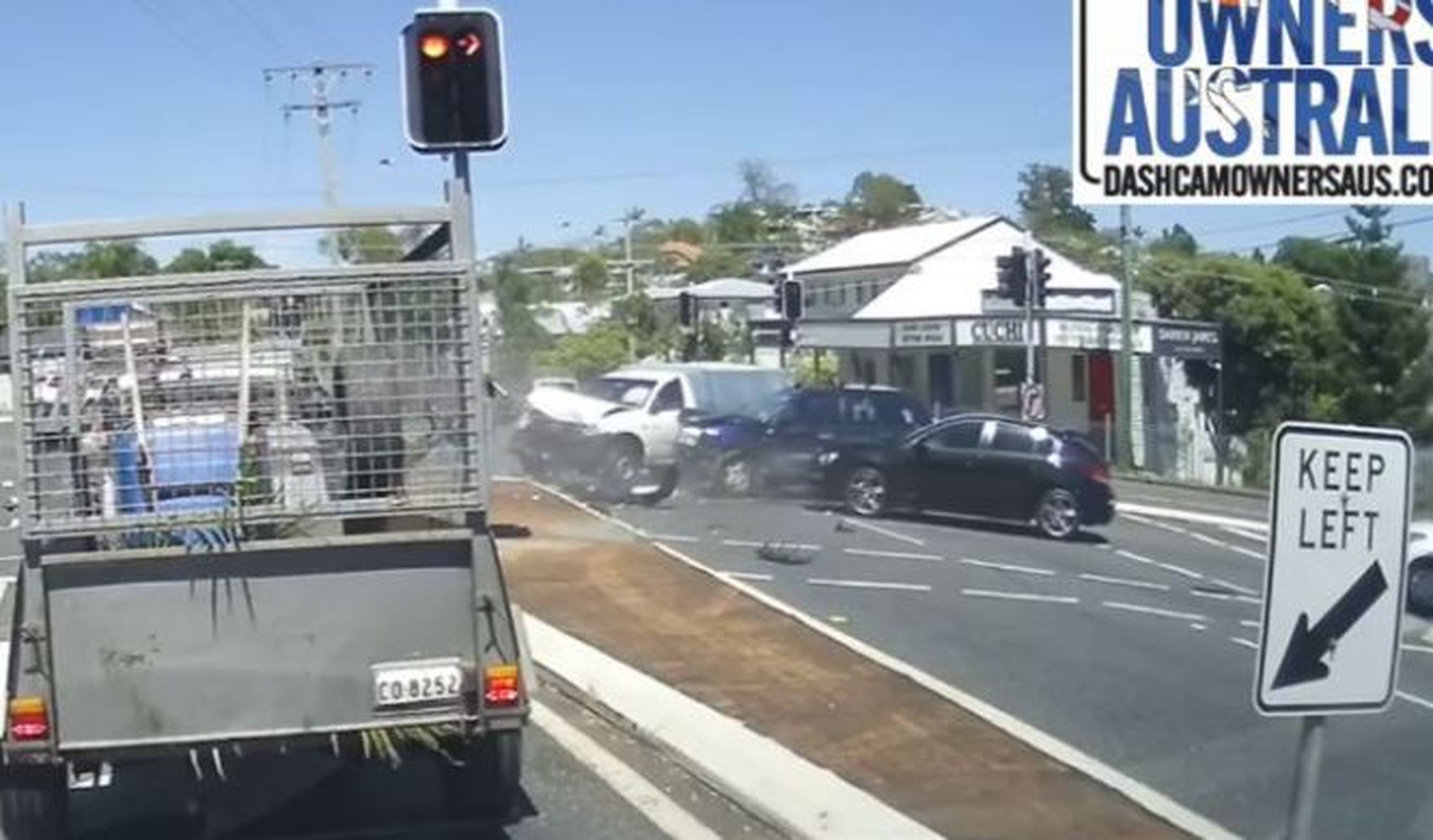 Vídeo: se salta un semáforo y choca contra dos coches
