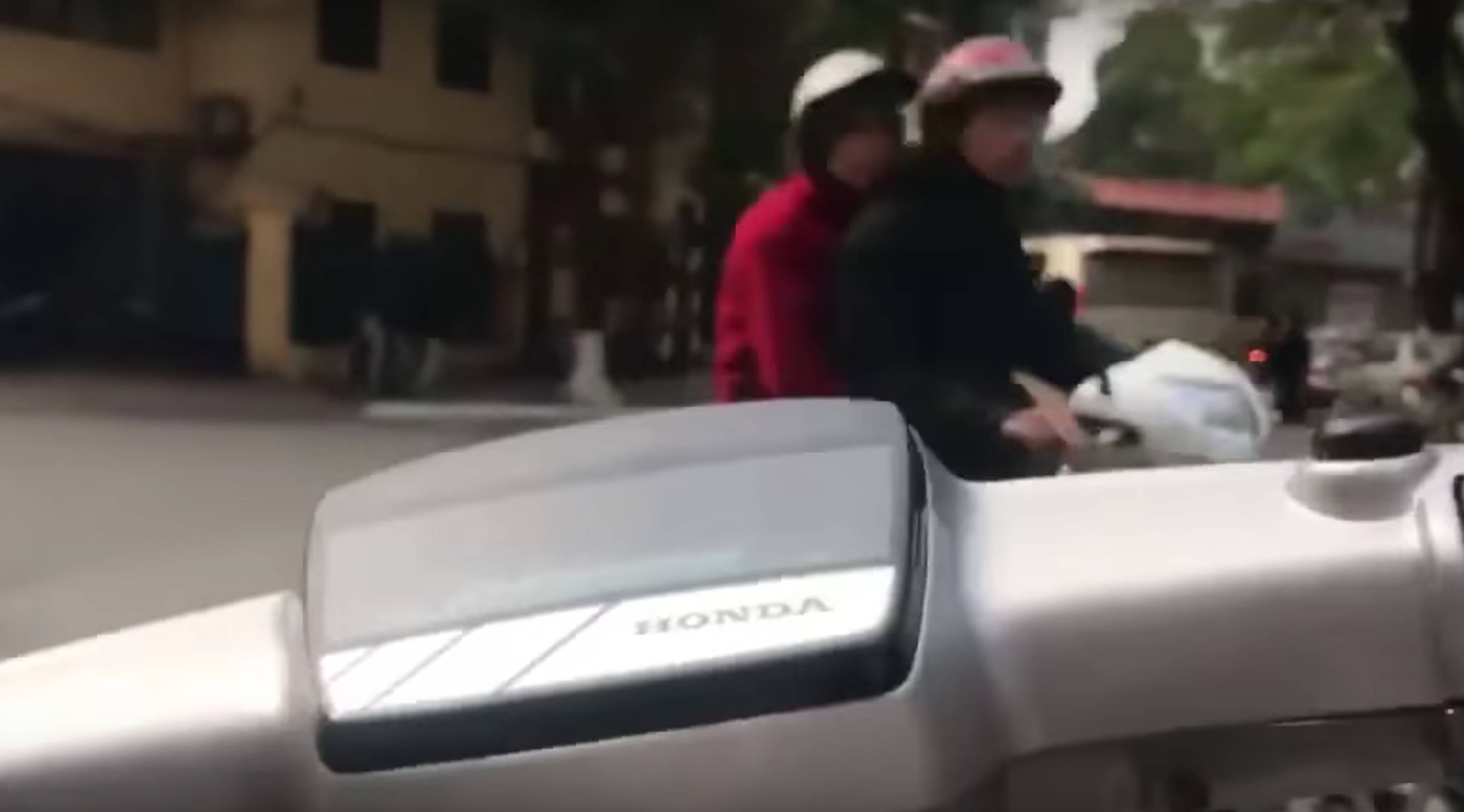 Vídeo: montar en scooter es un deporte de riesgo