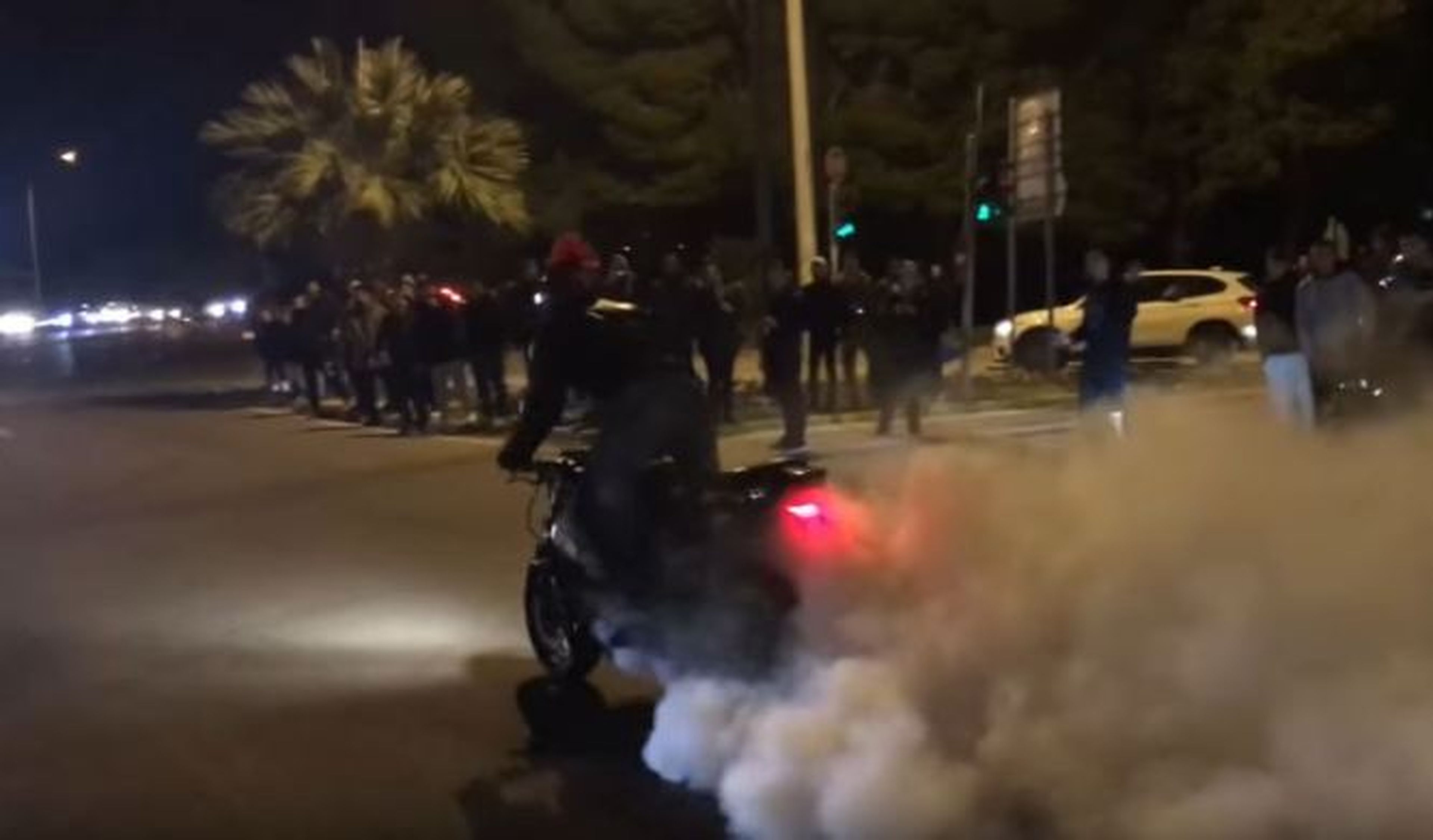 Vídeo: carreras callejeras en Grecia acaban en disturbios