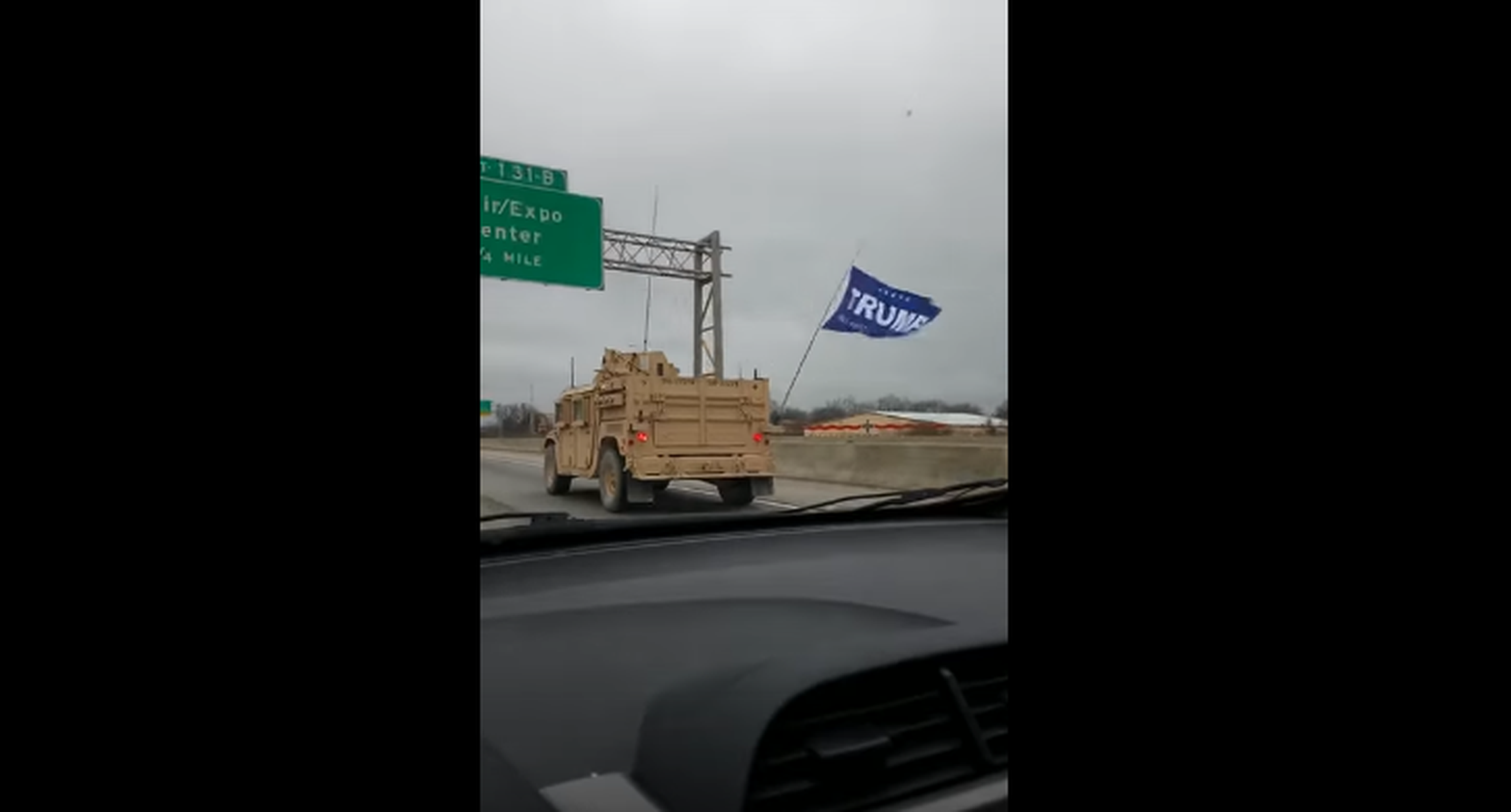 Un misterioso convoy militar, cazado con una bandera Trump