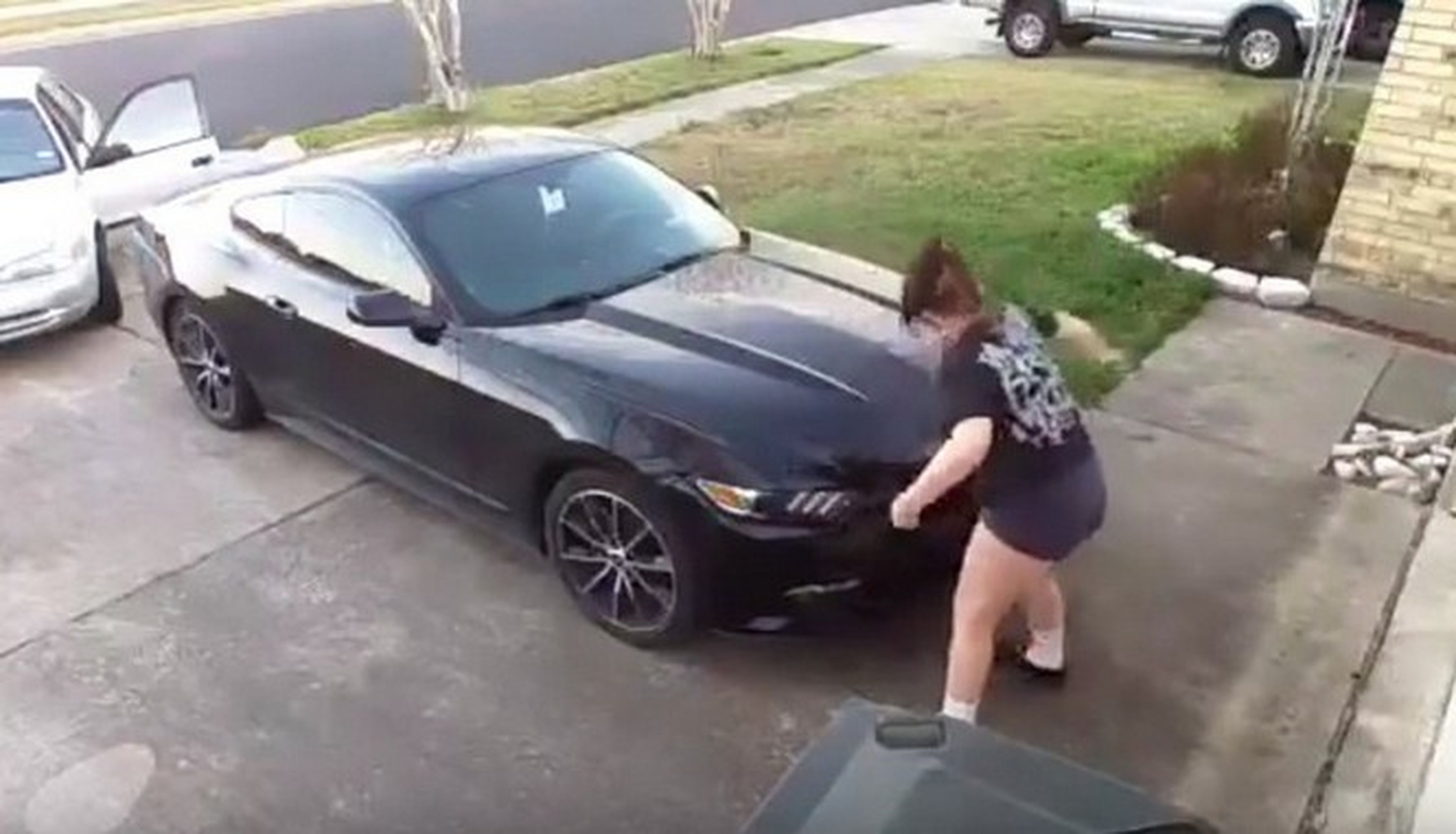 Vídeo: En búsqueda esta mujer por rayar un Mustang