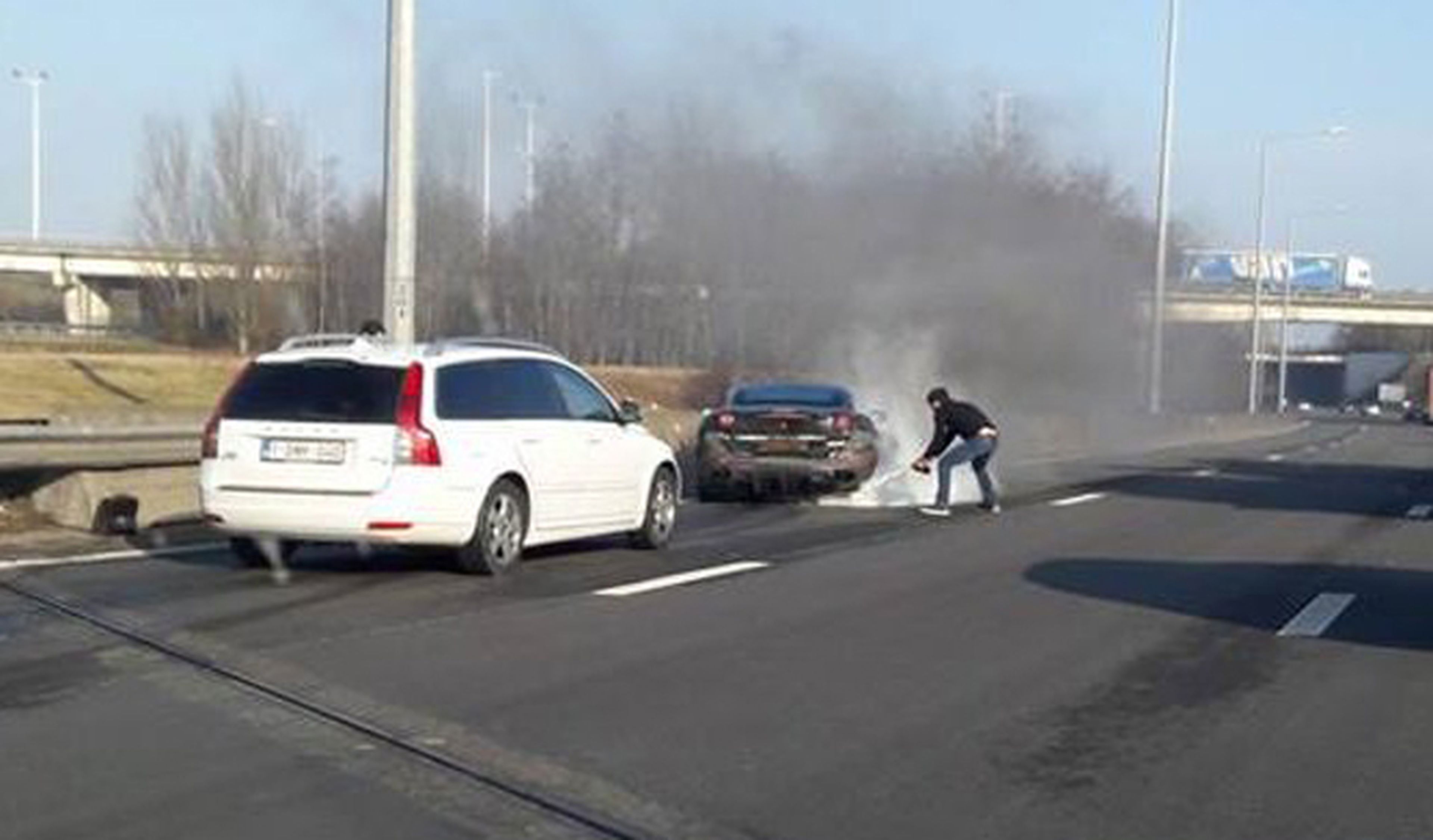 Vídeo: un Ferrari California T sale ardiendo en Bélgica