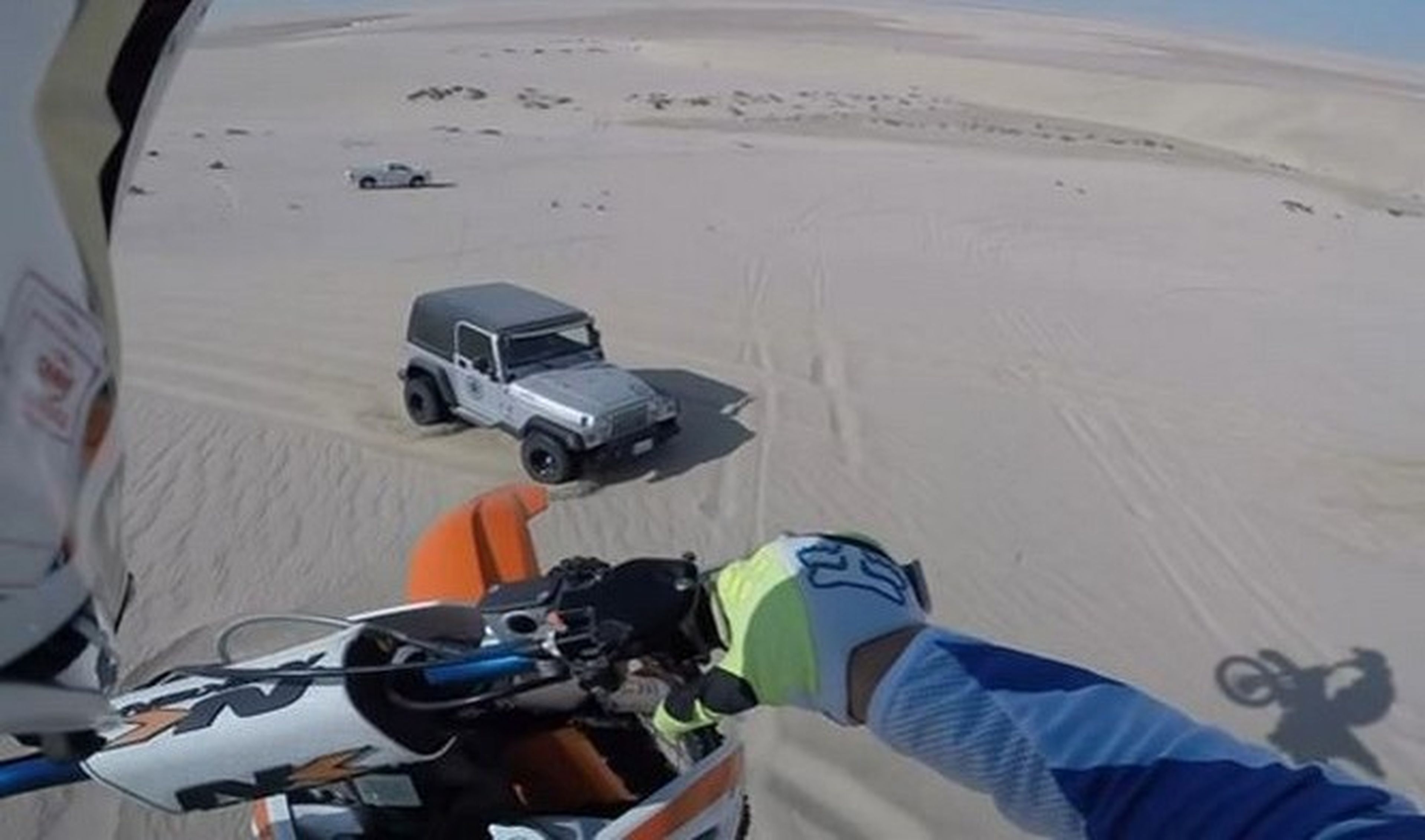 Vídeo: Motorista cae sobre un Jeep Wrangler desde 30 metros