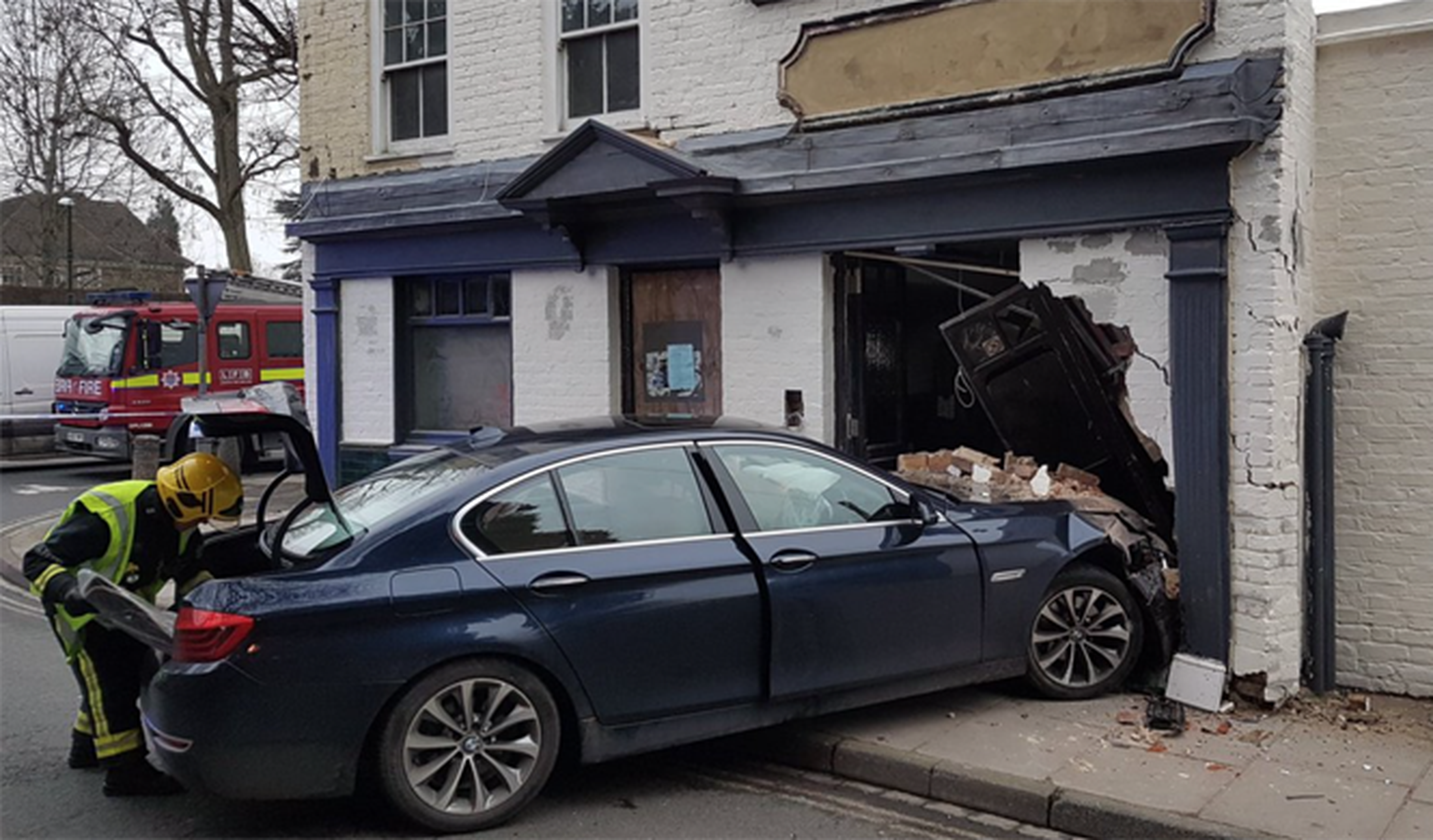 Un BMW Serie 5 se estampa contra un pub en Londres