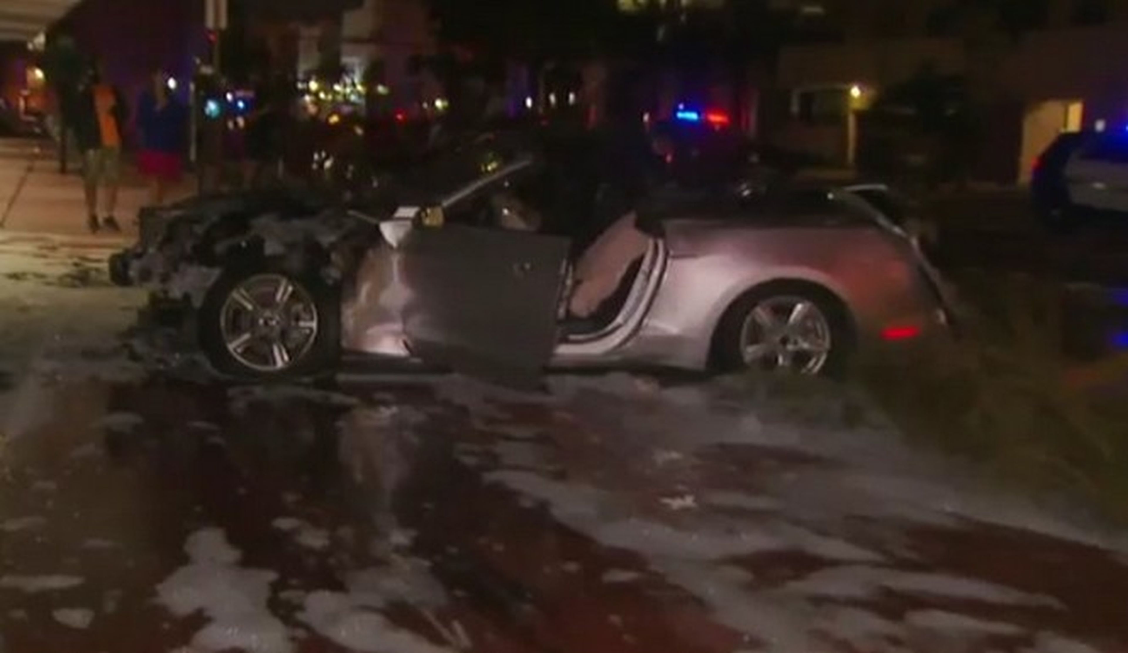 Un Mustang envuelto en llamas tras un accidente en Miami