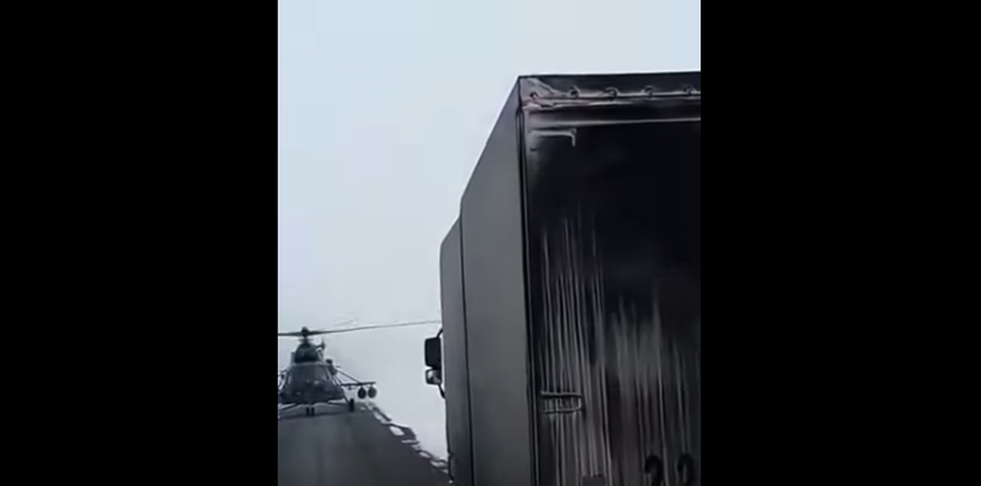 Helicóptero militar aterriza para preguntar una dirección