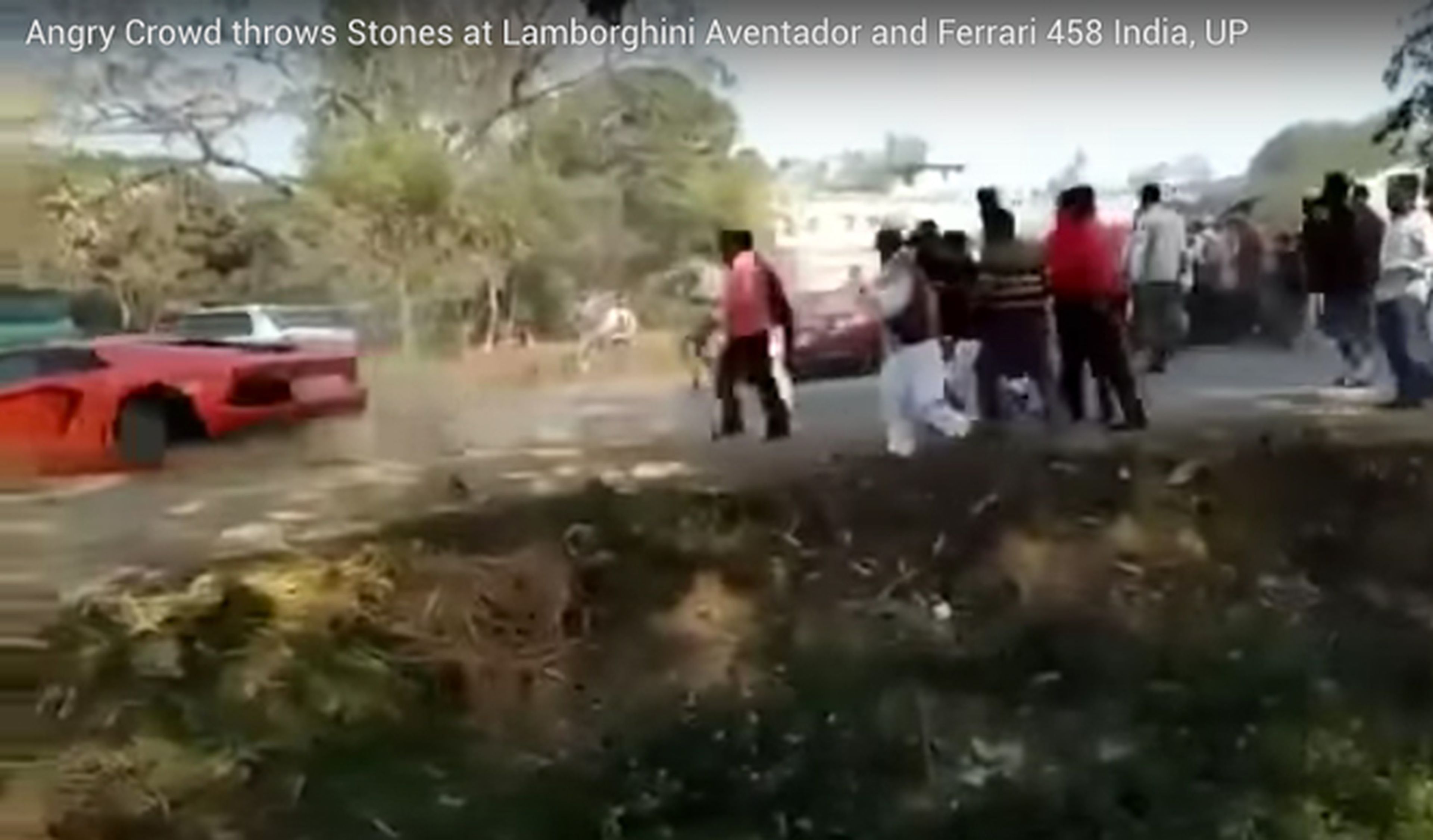 Una multitud, a pedradas contra un Ferrari y un Lamborghini