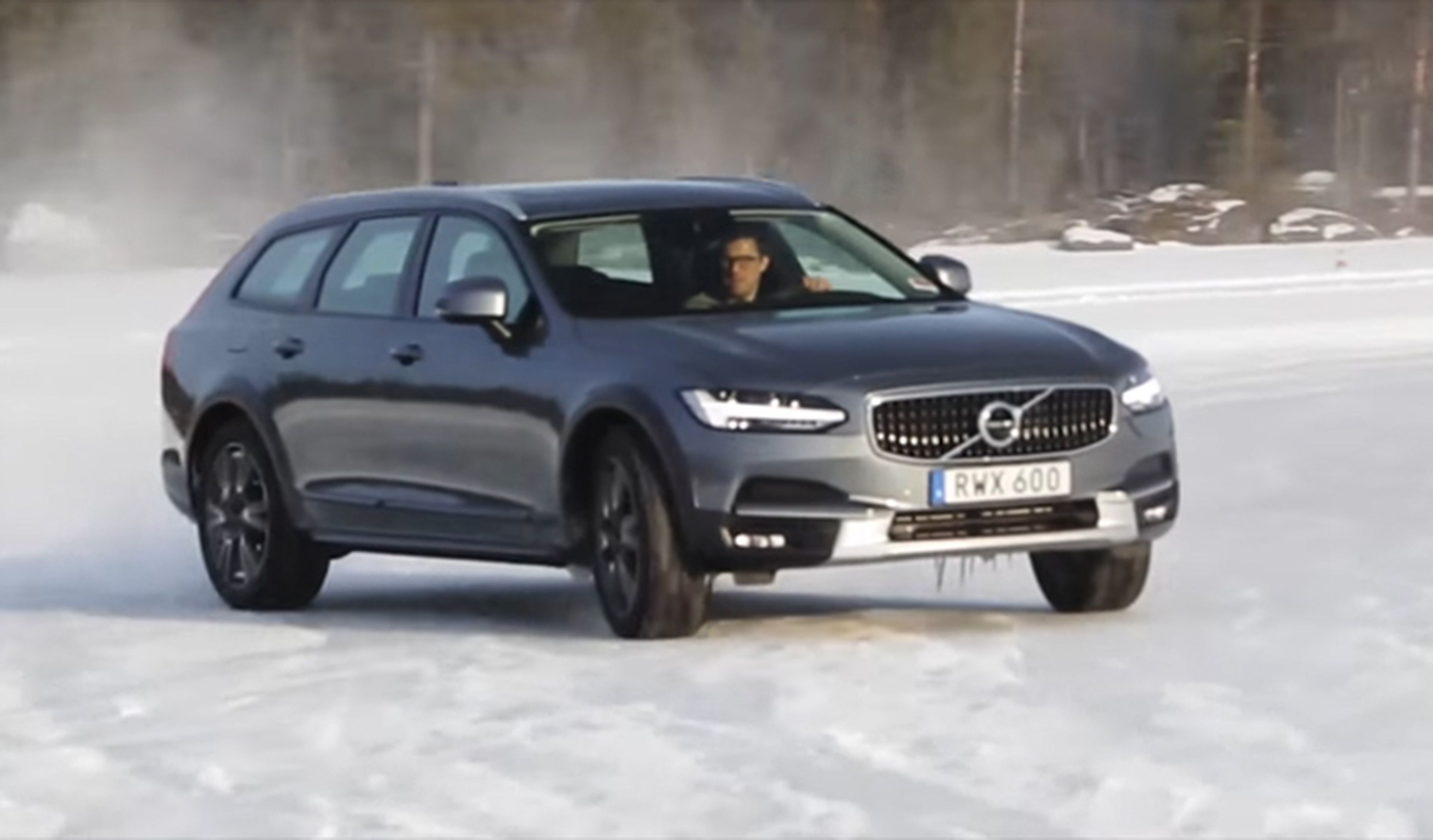 Vídeo: así se mueve el Volvo V90 Cross Contry sobre hielo