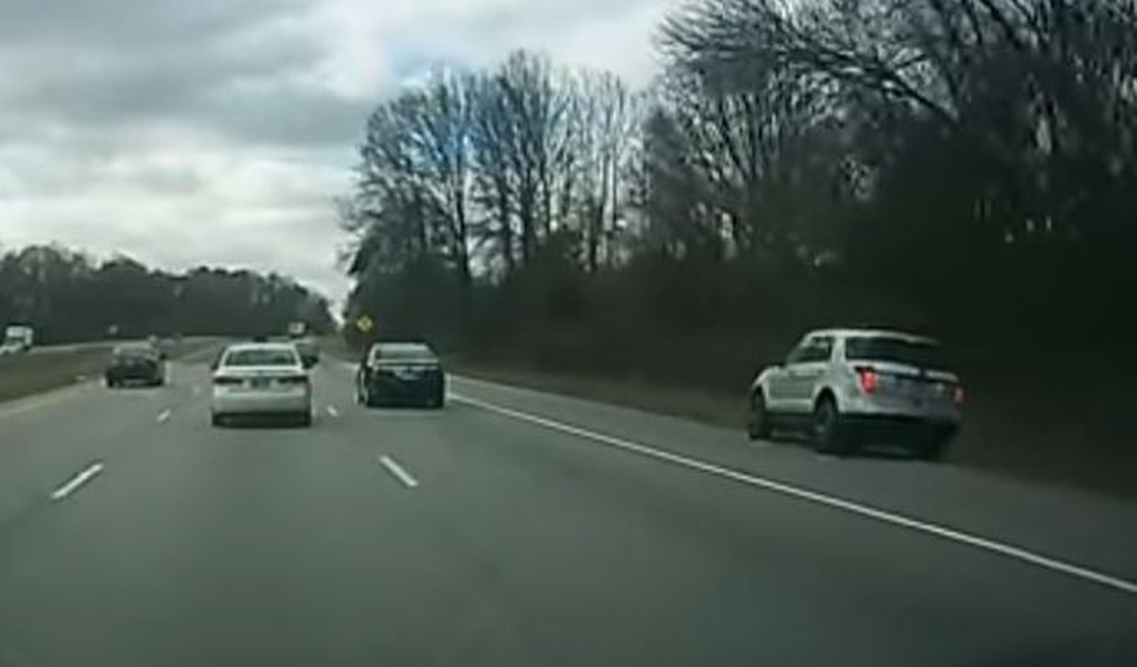 Vídeo: capta en directo cómo un SUV pierde el control