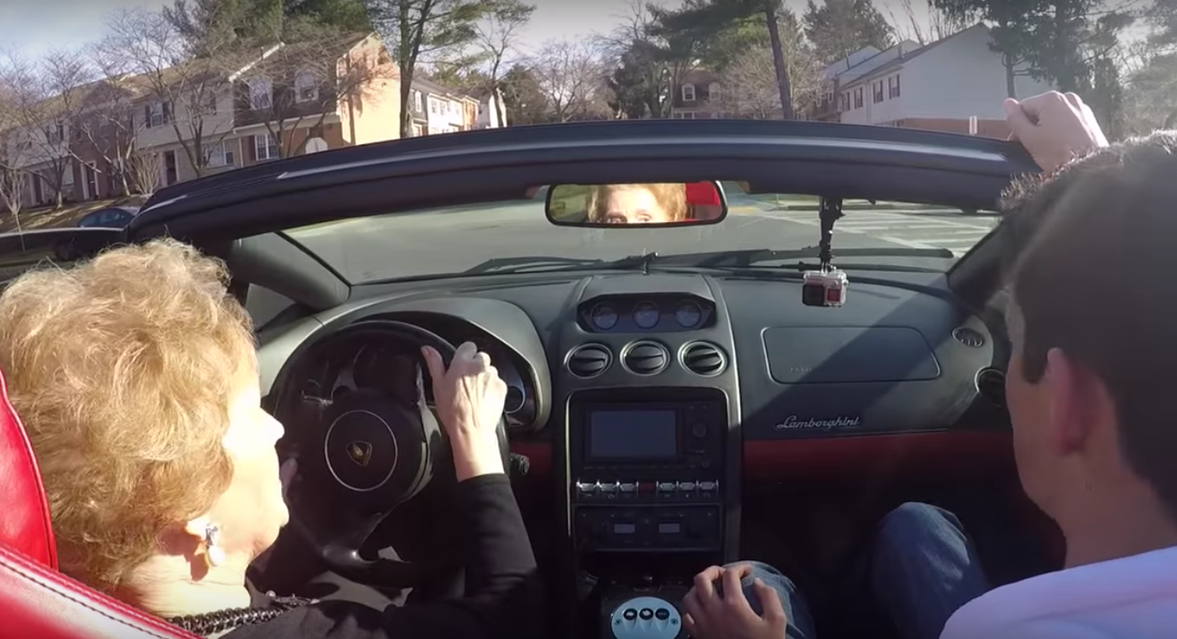 Vídeo: haz feliz a tu abuela al volante de un Lambo