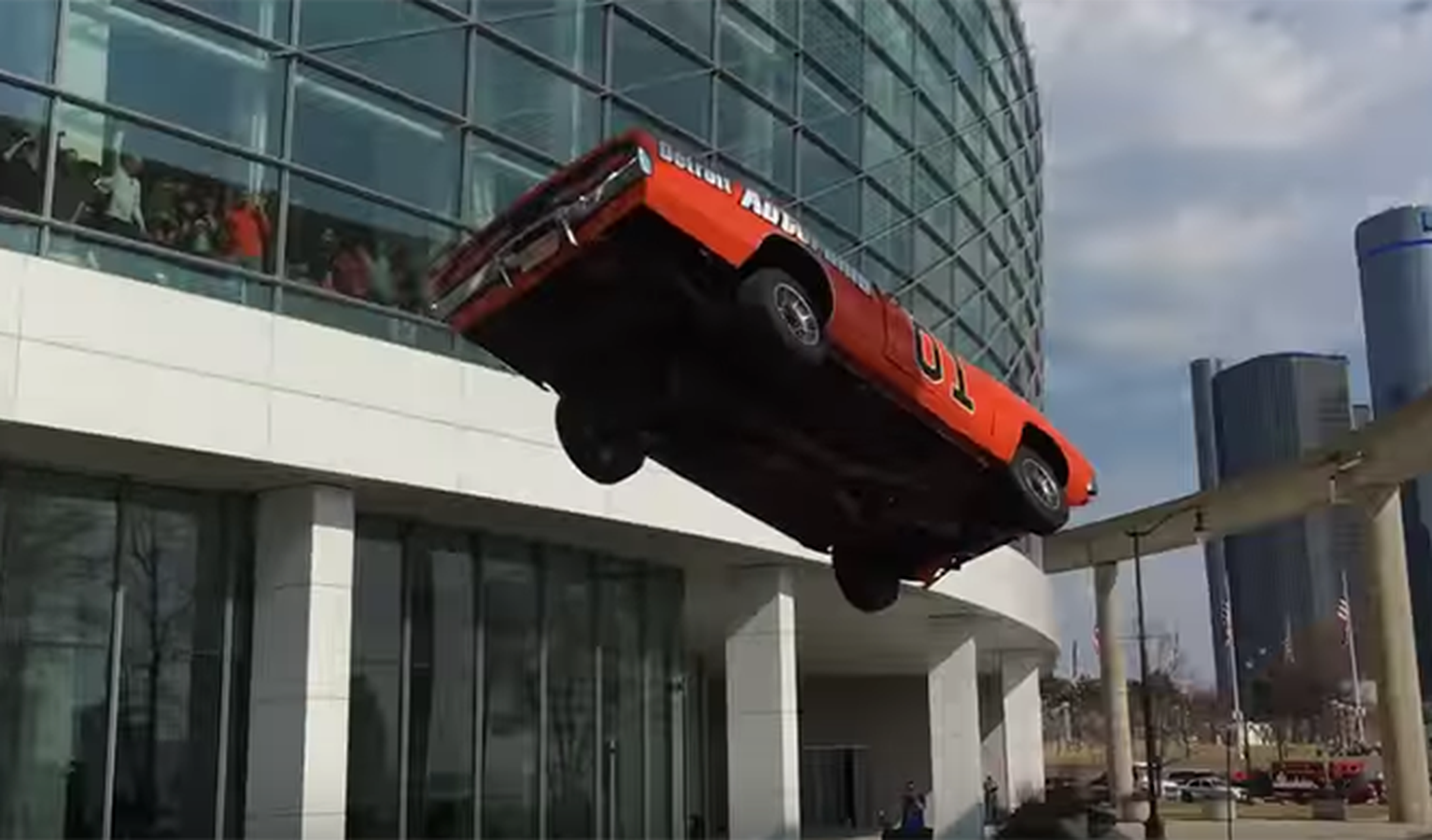 El espectacular salto sin red de un Dodge Charger