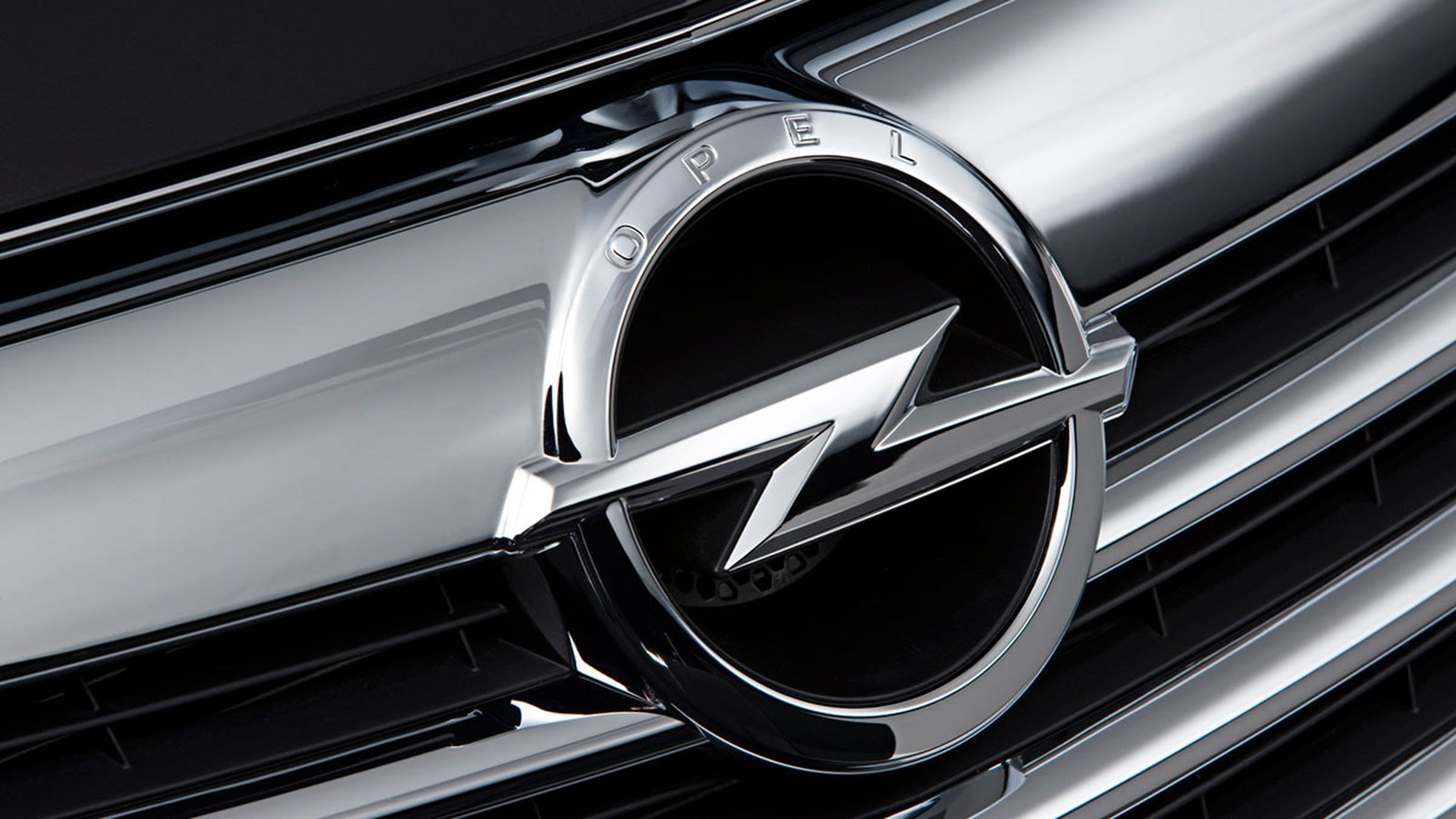La historia del logotipo de Opel: hoy es un rayo, pero empezó