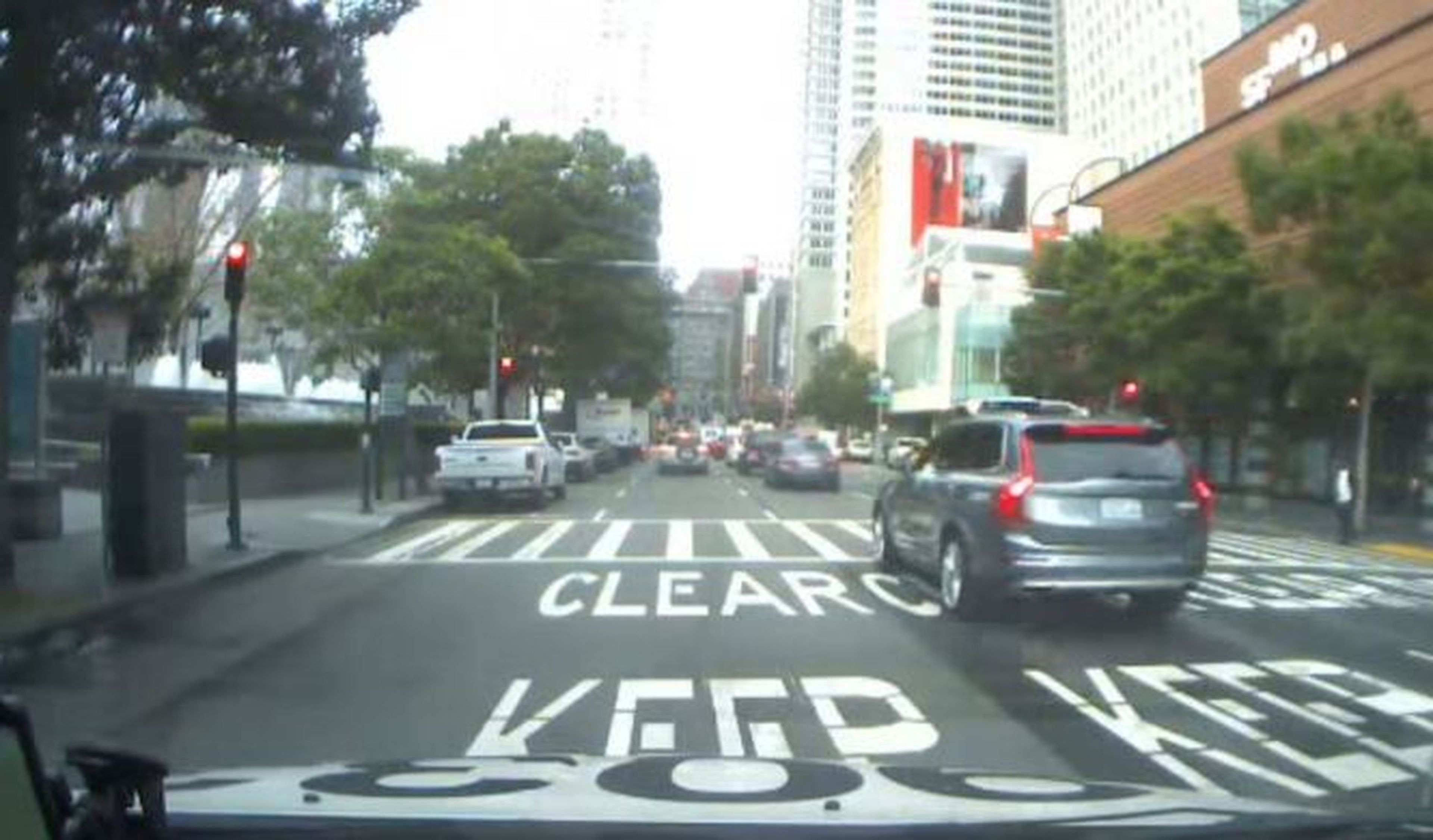 Vídeo: el coche autónomo de Uber se salta seis semáforos