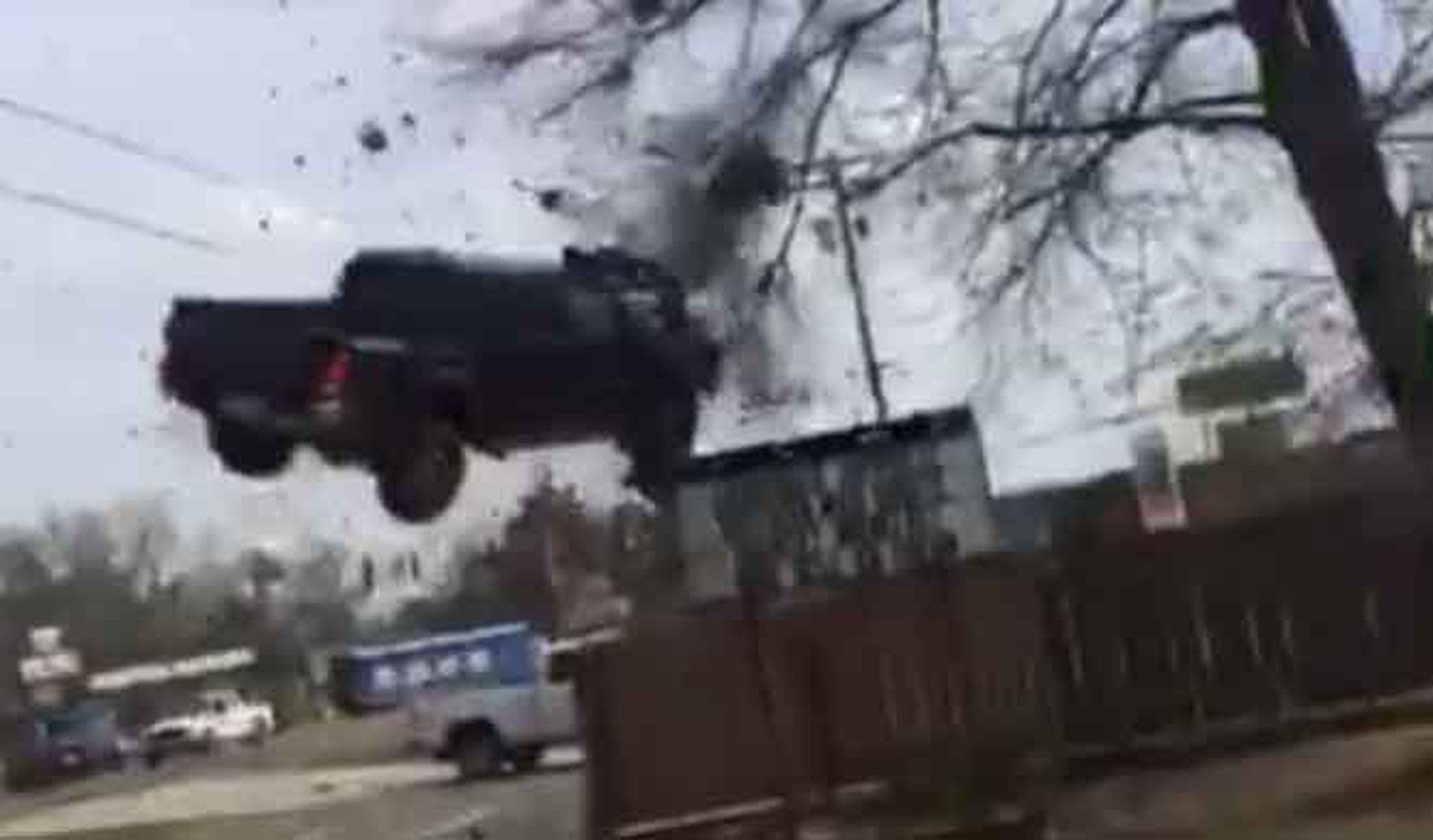 Un Toyota Tacoma sale volando al huir de la Policía