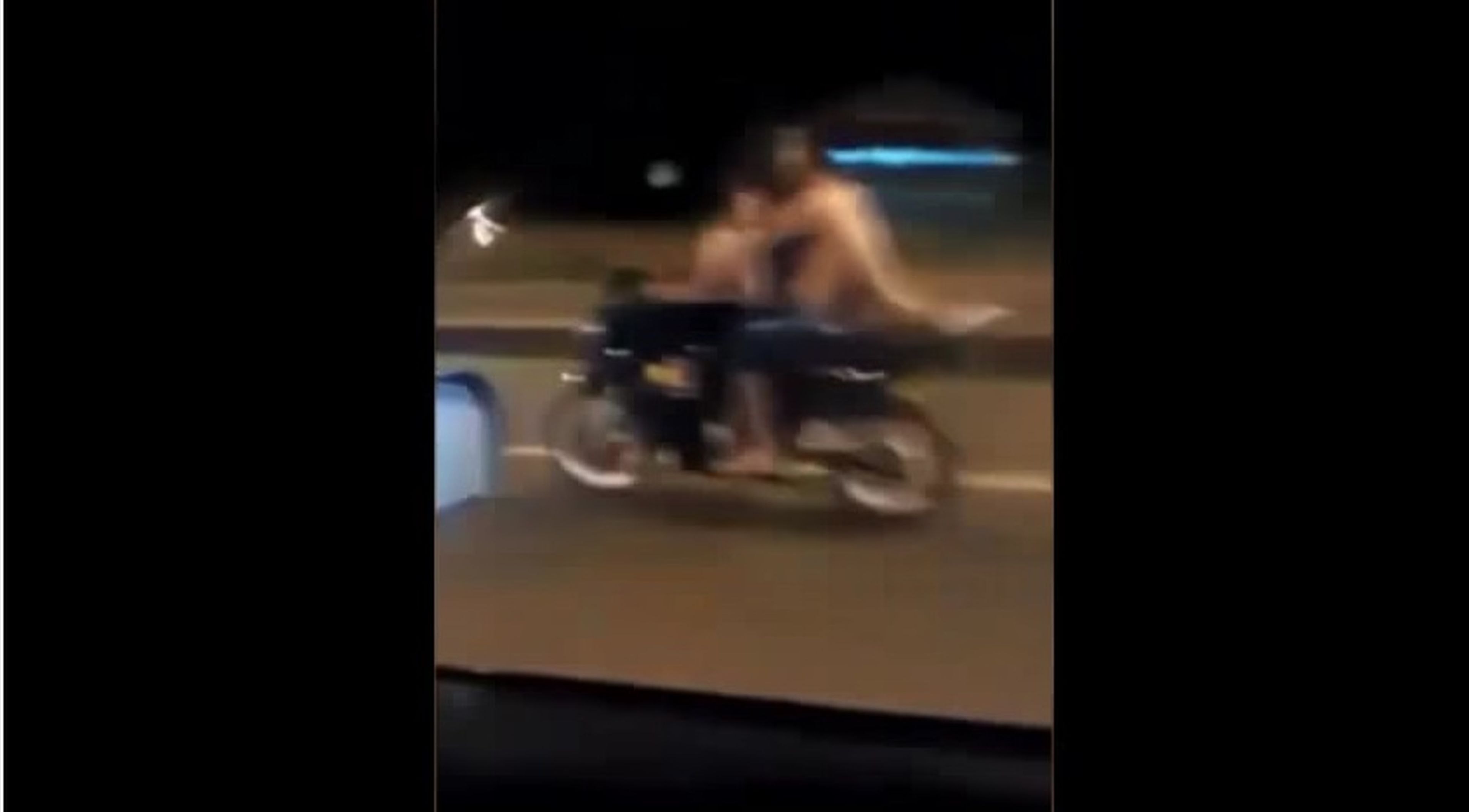Vídeo: Una pareja se lo monta en una moto ¡y en marcha!