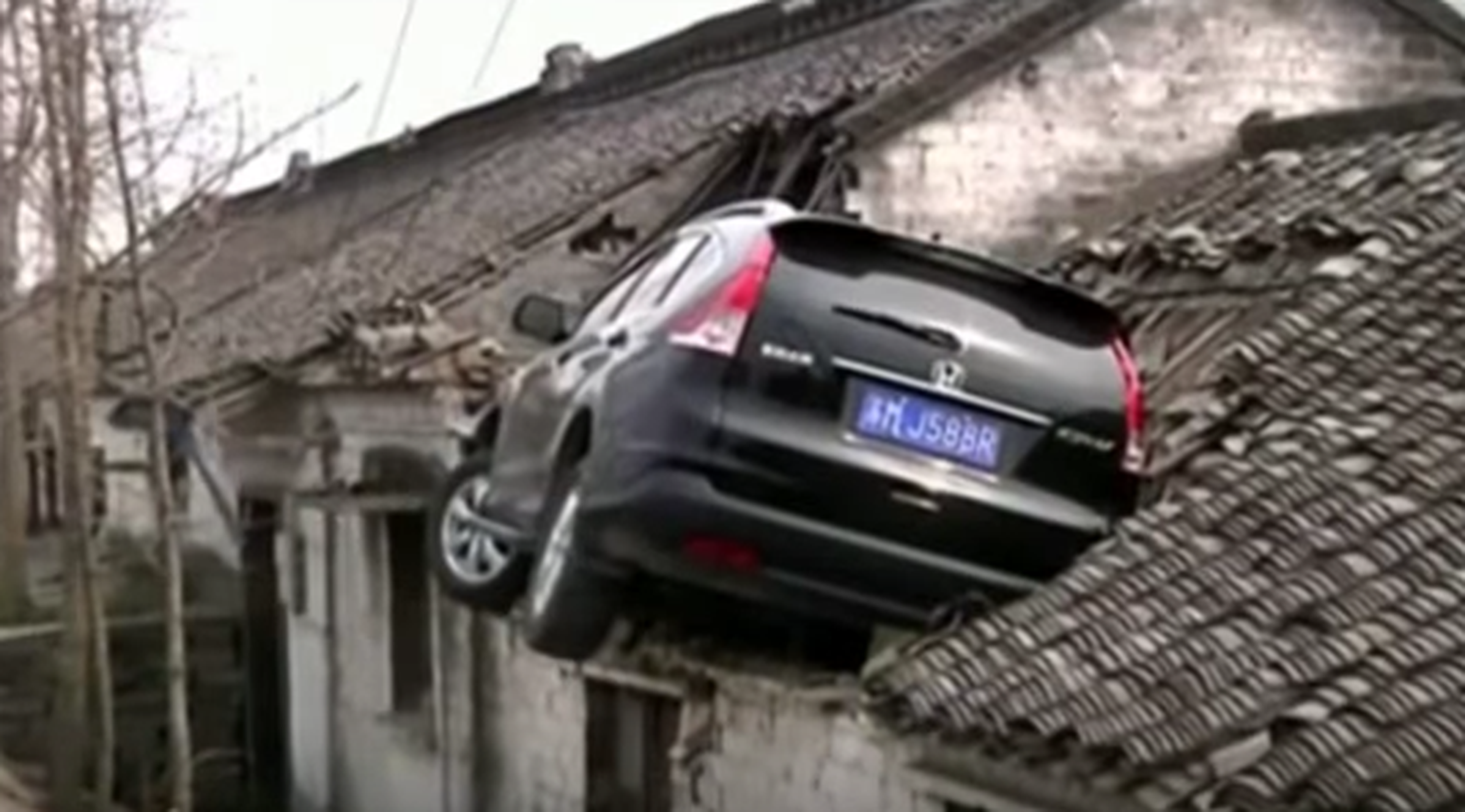 Un coche termina empotrado en el tejado, ¿pero cómo?