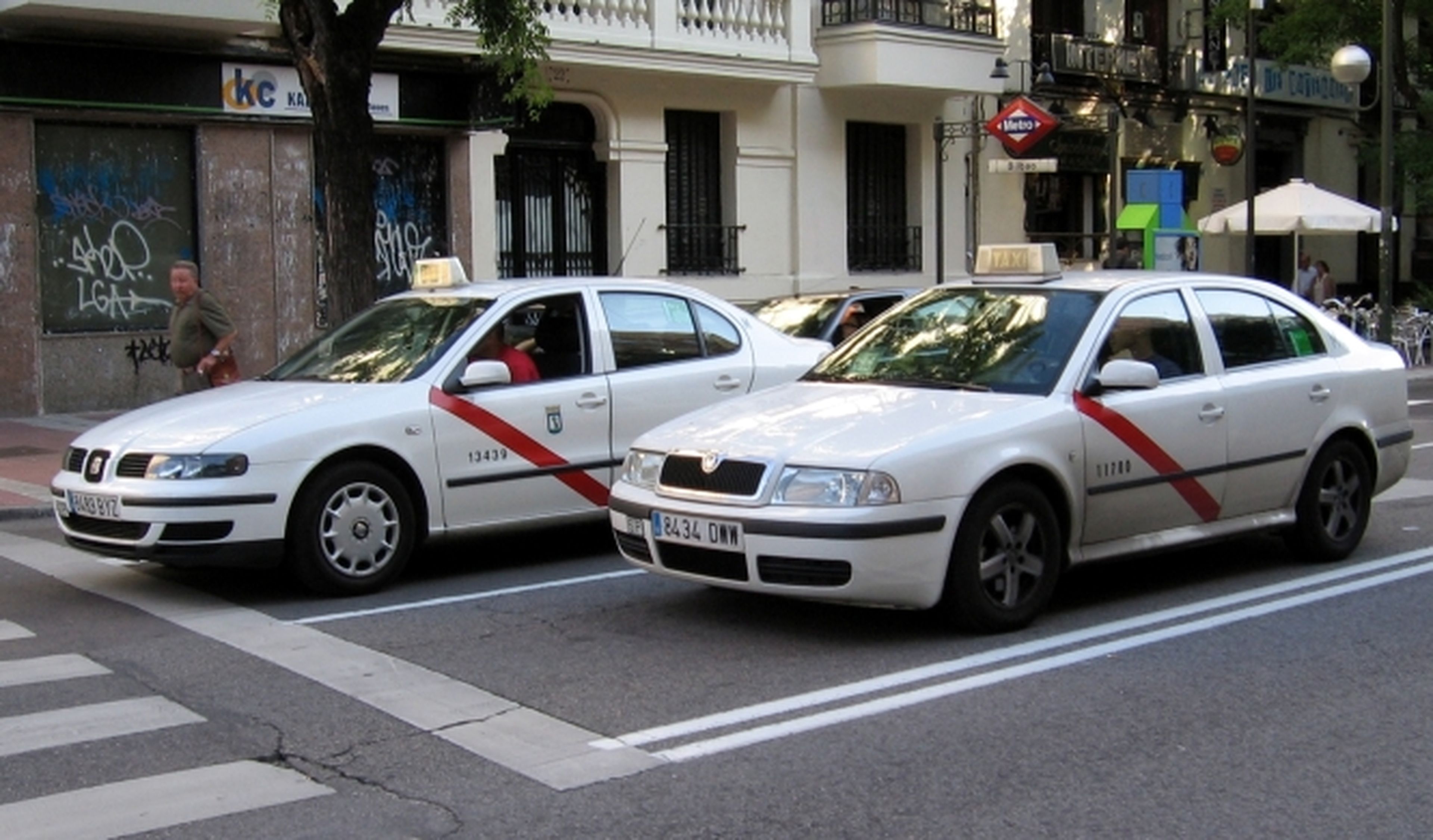 Los taxistas arremeten contra Uber y Cabify
