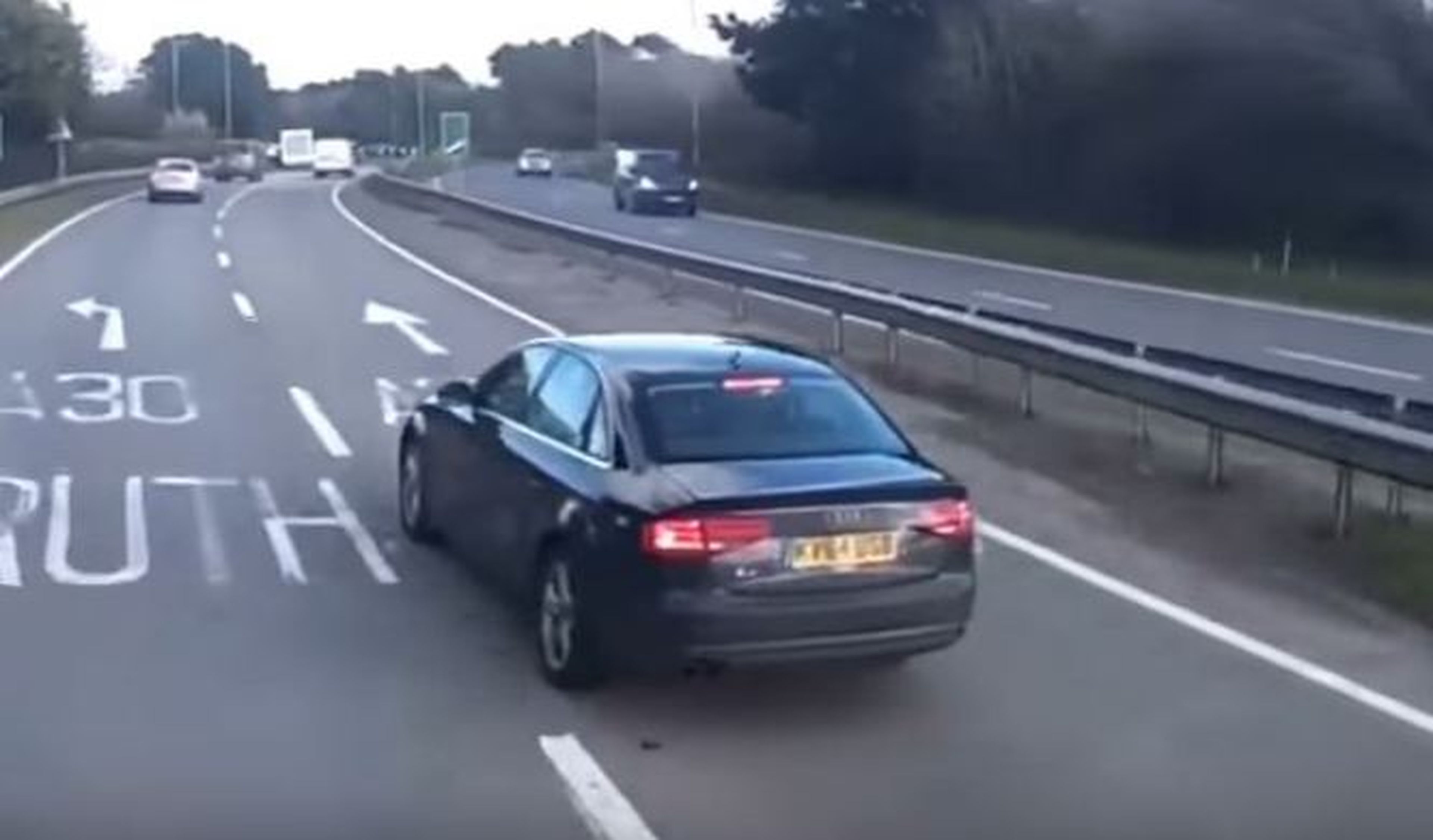 Vídeo: un Audi A4 provoca un accidente con un camión